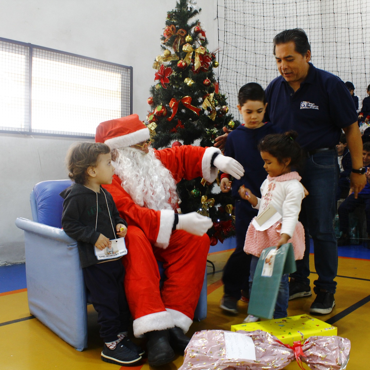 🎄 Natal Solidário 2025 🎁
O fim do ano se aproxima e, com ele, mais uma linda ação de solidariedade! Realizamos, no dia 25/11, o nosso tradicional encontro de Amigo Secreto entre a família Anglo Alante Guarulhos Guilherme de Almeida e as crianças do Instituto Nossa Senhora das Dores, atendidas pelo colégio.
Foi um momento especial de união, carinho e partilha. Foram presenteadas 113 crianças, que receberam não apenas presentes, mas também afeto e esperança.
Nossos alunos, juntamente com os alunos convidados, participaram do Lanche Comunitário, celebrando a solidariedade e o verdadeiro espírito natalino.
💛 Família AAGGA, vocês fazem a diferença!
#somosga #angloalante
#colegioguilhermedealmeida
#natalsolidario