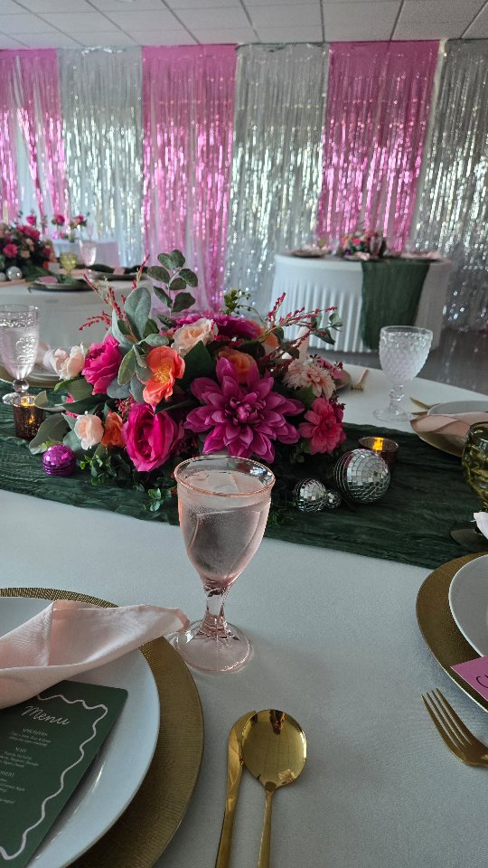 The most beautiful, sparkly, fun, + joyous day! 🩷💚🪩
Venue: @veselivenue
Tablescaping: @heartlandgatherings
Fringe Wall Install: @heartlandgatherings
Giant Disco Balls: @heartlandgatherings
The beautiful bride @kasiemariecreative 🤩
#OmahaWedding #DiscoWedding #WeddingReception