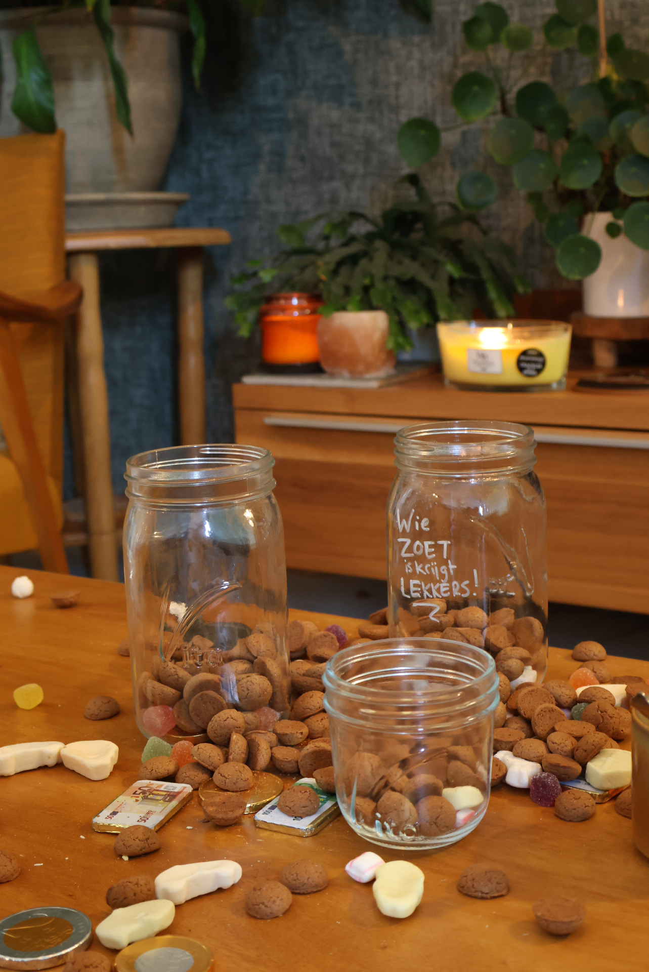 We hadden misschien beter wat trechters kunnen gebruiken... Hoe strooien jullie je snoepgoed?
#sinterklaas #keuken #piet #strooipiet #kitchenproducts #keukenproducten #trechterset #mealprep #masonjars #foodpreserving #conserveren #voorraad #bewaren #voorraadkast #voedsel #voedselbewaren #opzetstukken #keuken #keukenaccessoires #kitchengoals #pressurecanning #canning #pantry #organise #kitchen #attachements #lifestyle #inspiration #pantrygoals #pantries