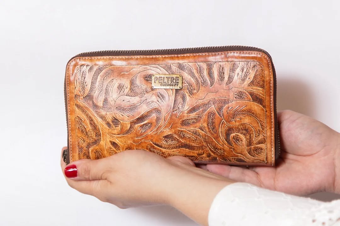 Artesanía paraguaya, repujado hecho a mano.