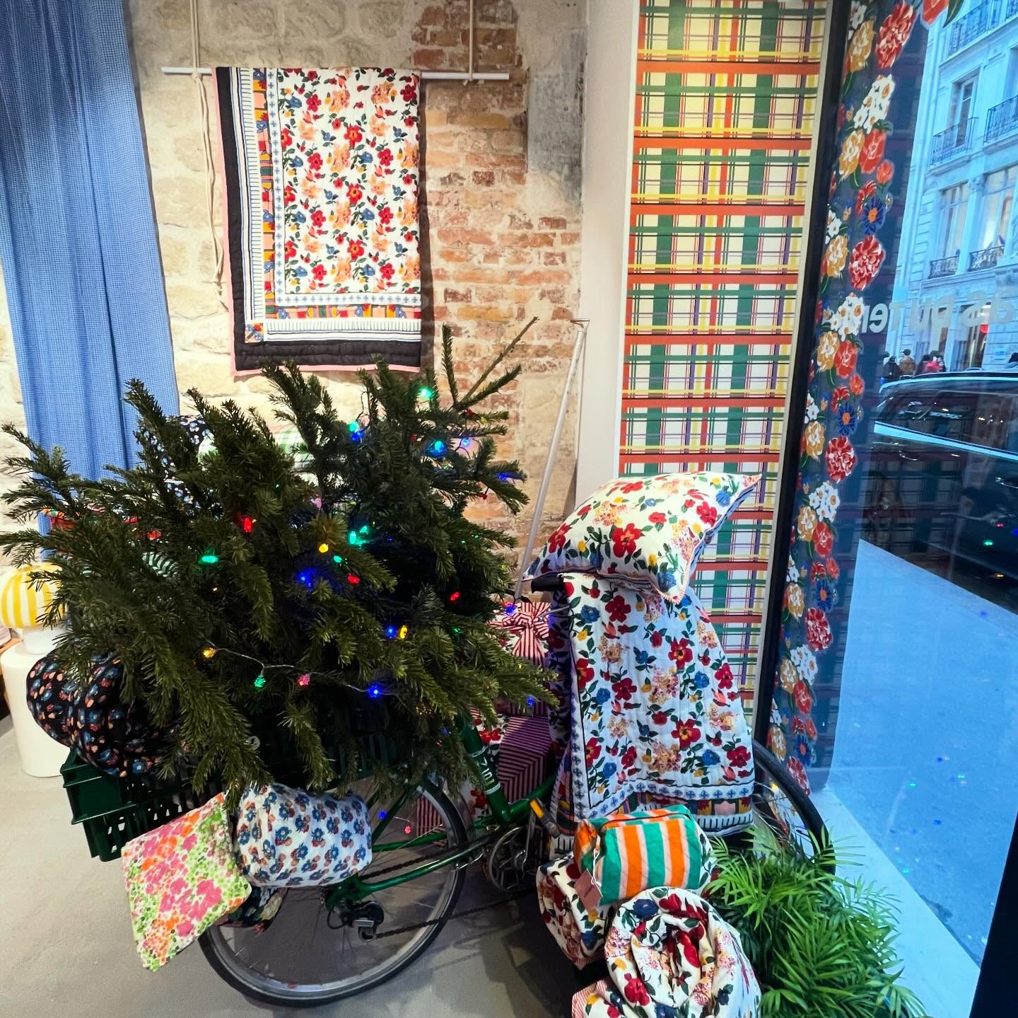 #christmasshopping ideas in Paris part I @lucasdutertre.paris, 117 rue de Turenne in Le Marais, a colourful shop where the welcome is as joyful as the prints you’ll find on their linen: kimonos, duvet covers, quilts, cushions, pouches,… multiple #textiles all consciously #madeinindia for the home and the whole family. They’re open everyday until Dec 24th, and what’s new: they now offer the embroidery on the items, made on the spot by the talented Marine (taking 15 mins roughly) ✨