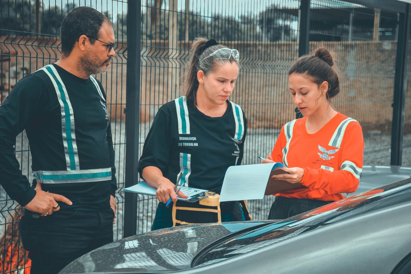 Hoje nossa equipe esteve completa na @inovarambientaloficial A visita contou com a presença do nosso Diretor, Iderval, acompanhado da Eng. Mayumi Lee e da TST Lourdes Gomes.
A presença da diretoria junto ao corpo técnico e à segurança do trabalho reforça nosso compromisso com a excelência em todas as pontas do processo. Gestão, técnica e prevenção caminhando lado a lado.
#Liderança #Engenharia #SegurançaDoTrabalho #Gestão #InovarAmbiental #Equipe