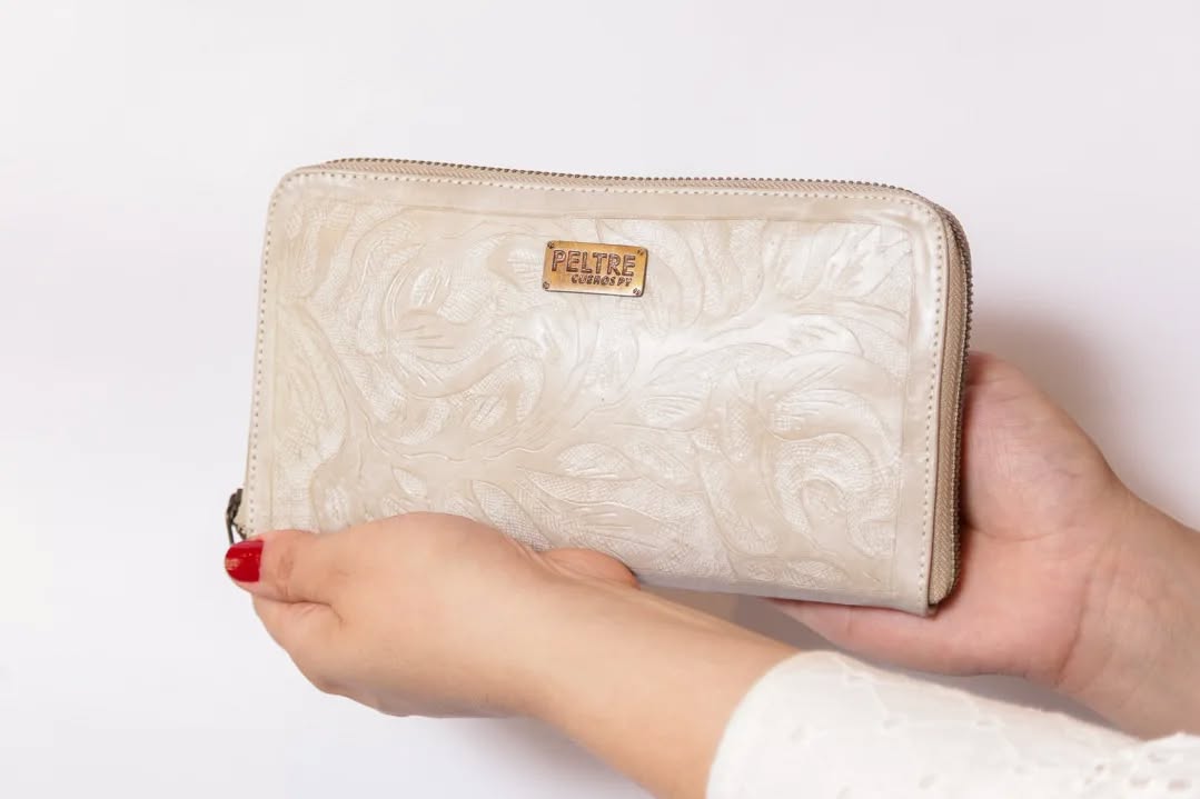 Billetera, cuero vacuno.
Hecho a mano