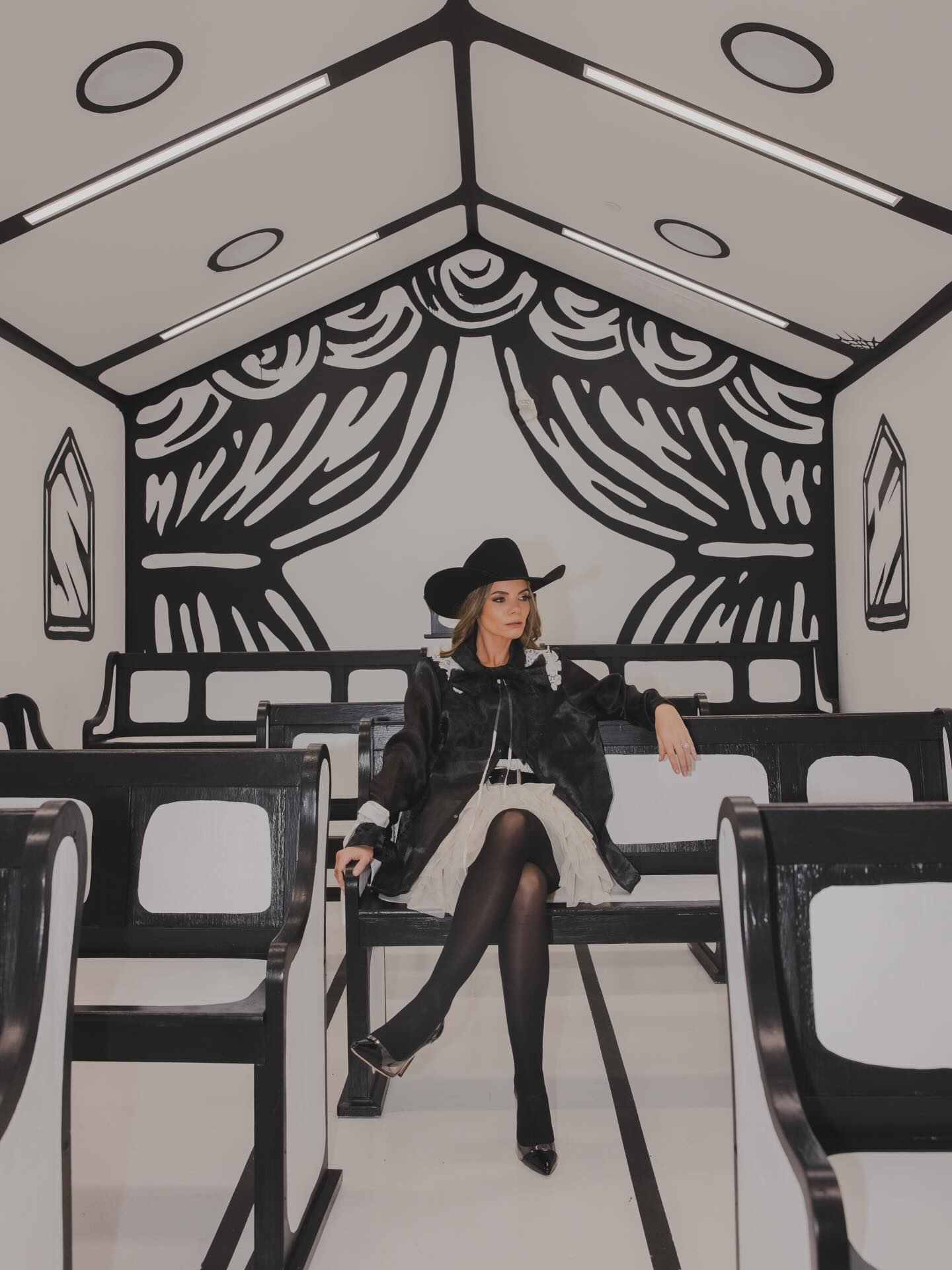 Pop Art w/ a dash of western spirit? We give you @tifcooper and Joshua Vides’ immersive pop art installation at the @palms, dressed in a mix of organza, lace, tulle, felt and satin.
@palms | @lasvegasnfr | #lasvegas | #nfrfashion | #nfrstyle
Photographed by @elizabethhay_ and styled by @youcancallmemilton