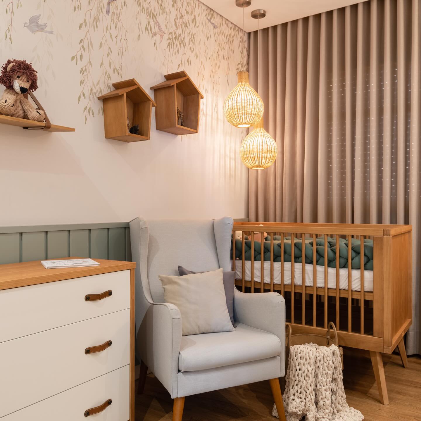 Antes e depois de um quartinho de bebê com texturas quentes e naturais: madeira, linho, palha natural e uma paleta de verdes. O tema Safari aparece de forma sutil, trazendo identidade sem pesar na composição.
📸 @rosanabraga.foto
#ProjetoInfantil #DesignDeInteriores #ArquiteturaBH #QuartoInfantil #AntesEDepois #Interiores #Madeira #Linho #PalhaNatural #TonsDeVerde #SafariDecor #ArquiteturaAutoral #KidsRoom #DecoraçãoInfantil