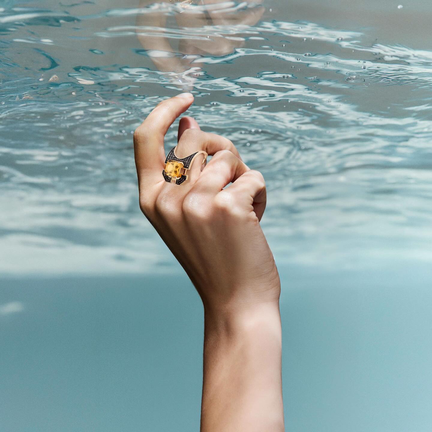 Um mergulho que começa na superfície, mas encontra poesia quando chega à profundidade.
A coleção Mar Aberto, da Animale Oro, nasce desse encontro entre luz rarefeita, formas transformadas e a delicadeza quase silenciosa da vida marinha. Ouro 18k, texturas orgânicas, reflexos submersos e cores que lembram corais compõem uma narrativa que transita entre geometria e fluidez. Um trabalho que revela detalhes aos poucos, como quem observa o oceano depois que os olhos se acostumam à sombra.
No link da bio, você encontra a matéria completa sobre essa imersão criativa.
#AnimaleOro #MarAberto #Joalheria #AltoVerao26 #DesignContemporaneo #InspiraçãoMarinha