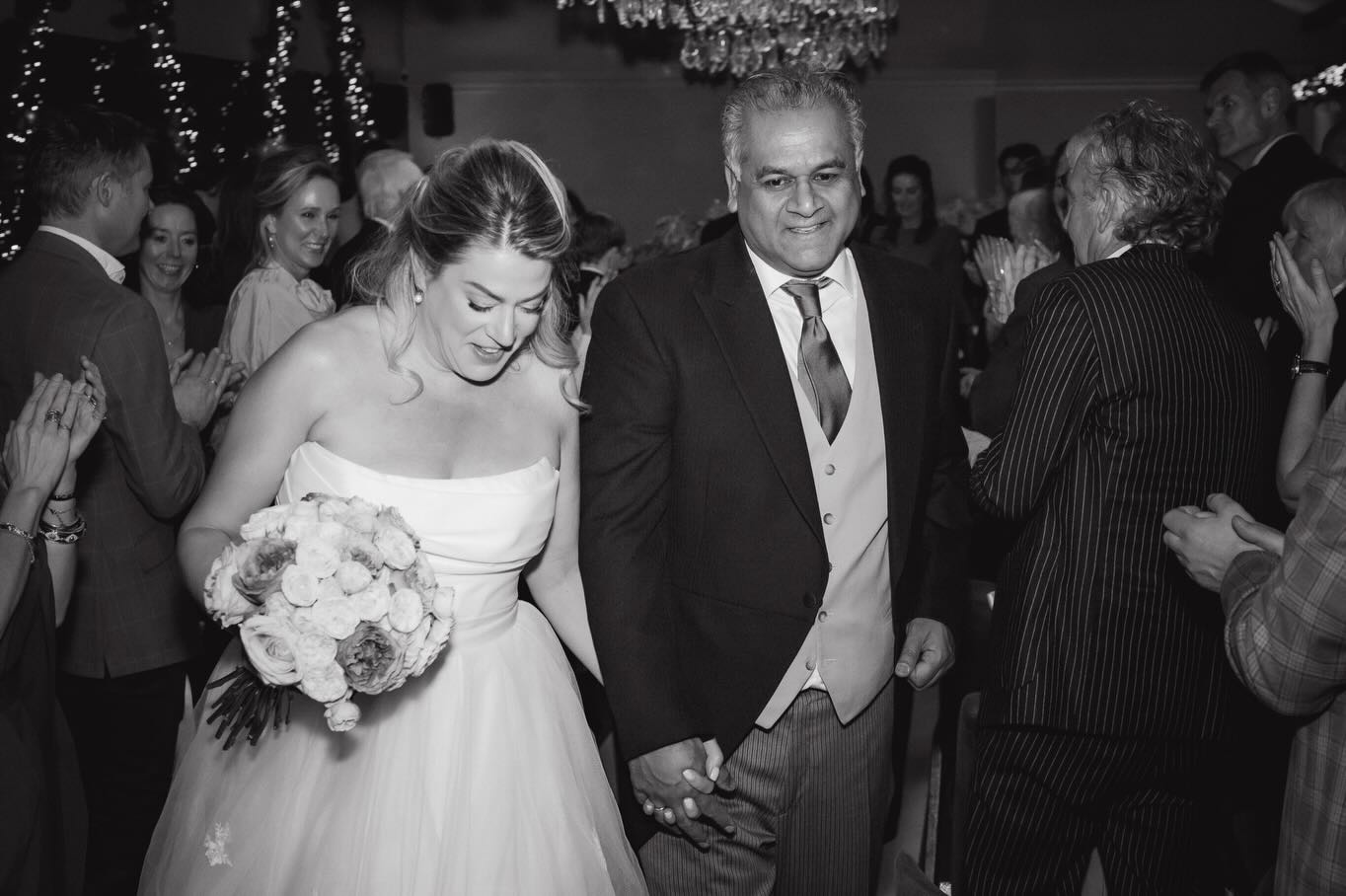 Afgelopen zaterdag vierden Ravi en Floor hun huwelijk bij @villabeukenhof Wat een liefdevolle dag! De sfeer was top en elk moment was er eentje om vast te leggen. Proost op het koppel… de newlyweds! 🥂
✎………………………………..
.
.
.
.
.
.
.
.
.
.
.
.
#bruidsfotografie #bruiloft #oegstgeest #helenaandsisters #trouwen #trouwen2025 #liefde #bruiloftinspiratie #centrumleiden #stadleiden #villabeukenhof #leidenatadvanontdekkingen #love #2025