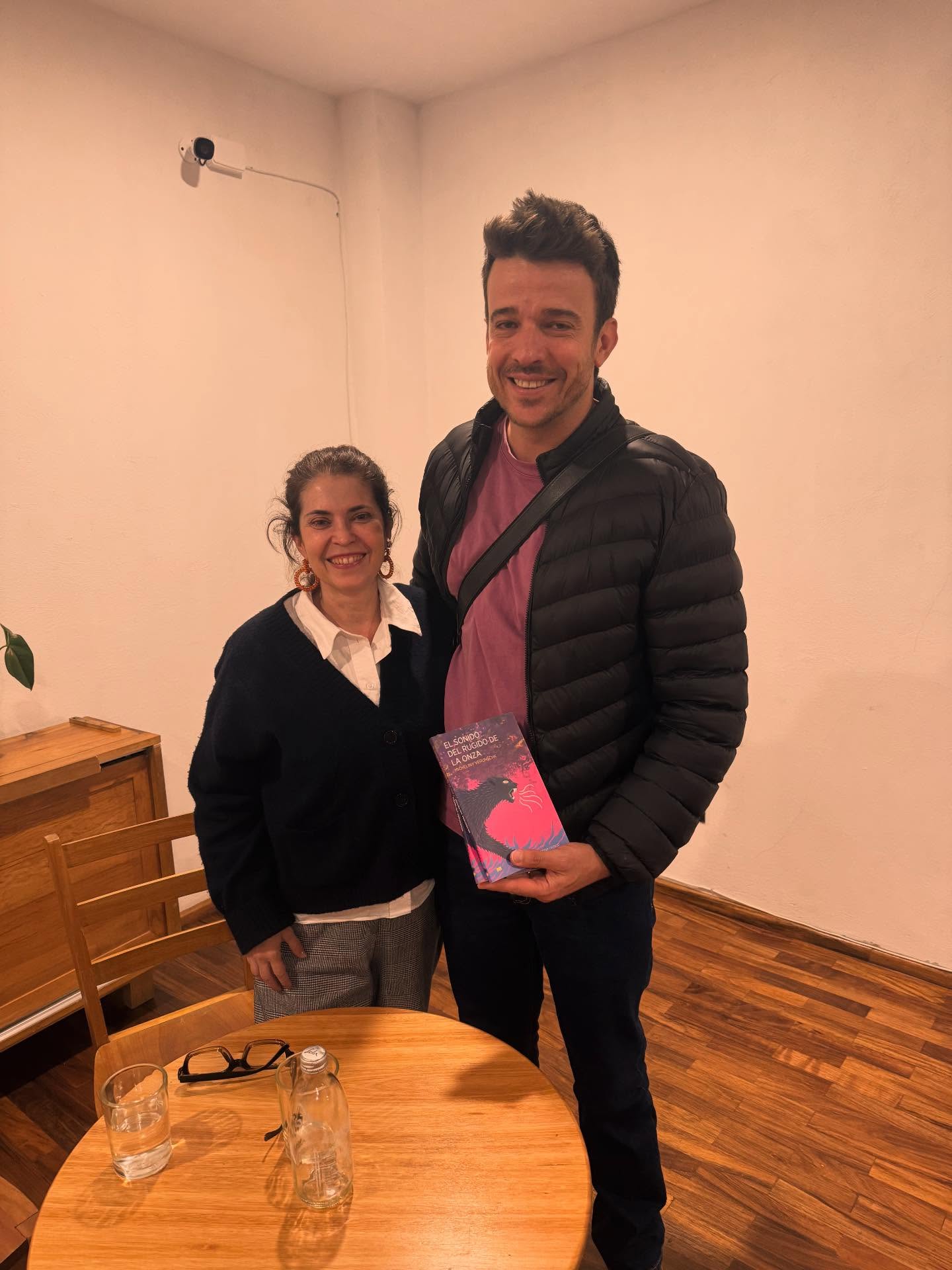 🐆📔
¡Buenísima literatura brasileña en México!
🇧🇷🤝🇲🇽
Grata surpresa conhecer pessoalmente a @oncaverunschk con su “Rugido” ahora en tierras Aztecas.
Los recomiendo mucho. ¡Es un libro encantador!
#literatura #literaturabrasileña #literaturabrasileira #elsonidodelrugidodelaonza #osomdorugidodaonça #brasil #mexico #cultura #art #michellinyverunschk