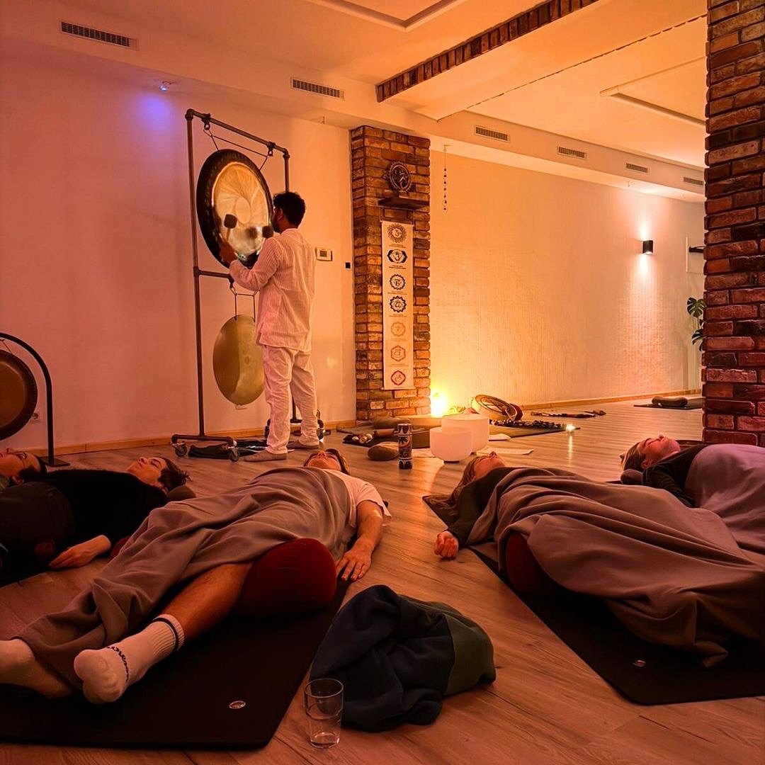 BTS from our Sonic Journey at Yogicescape Friedrichshain 🙏
@soundhealingberlin , @cozmic.sound @yoga_withdicle and @federicosoggiaa turned the studio into a cozy space of good vibes.
The sounds were soothing, the energy was easy, and everyone walked out feeling lighter and happier. Behind the scenes? Gentle focus soft beats, and the team creating space that felt calm and peaceful.
Next up: Gong Puja on 20 Dec 2025 with @soundhealingberlin & @frosiflow , same studio same energy ❤️
If you’re ready to shake off the year, relax deep, and float in sound for a while come join us.
Good vibes guaranteed. Link in bio 🙏
#soundhealing #soundbath #gongbath #gong #soundhealingmeditation #soundmindsoundbody #sound #yogastudio #yogastudioberlin #yogaberlin #yogicescape