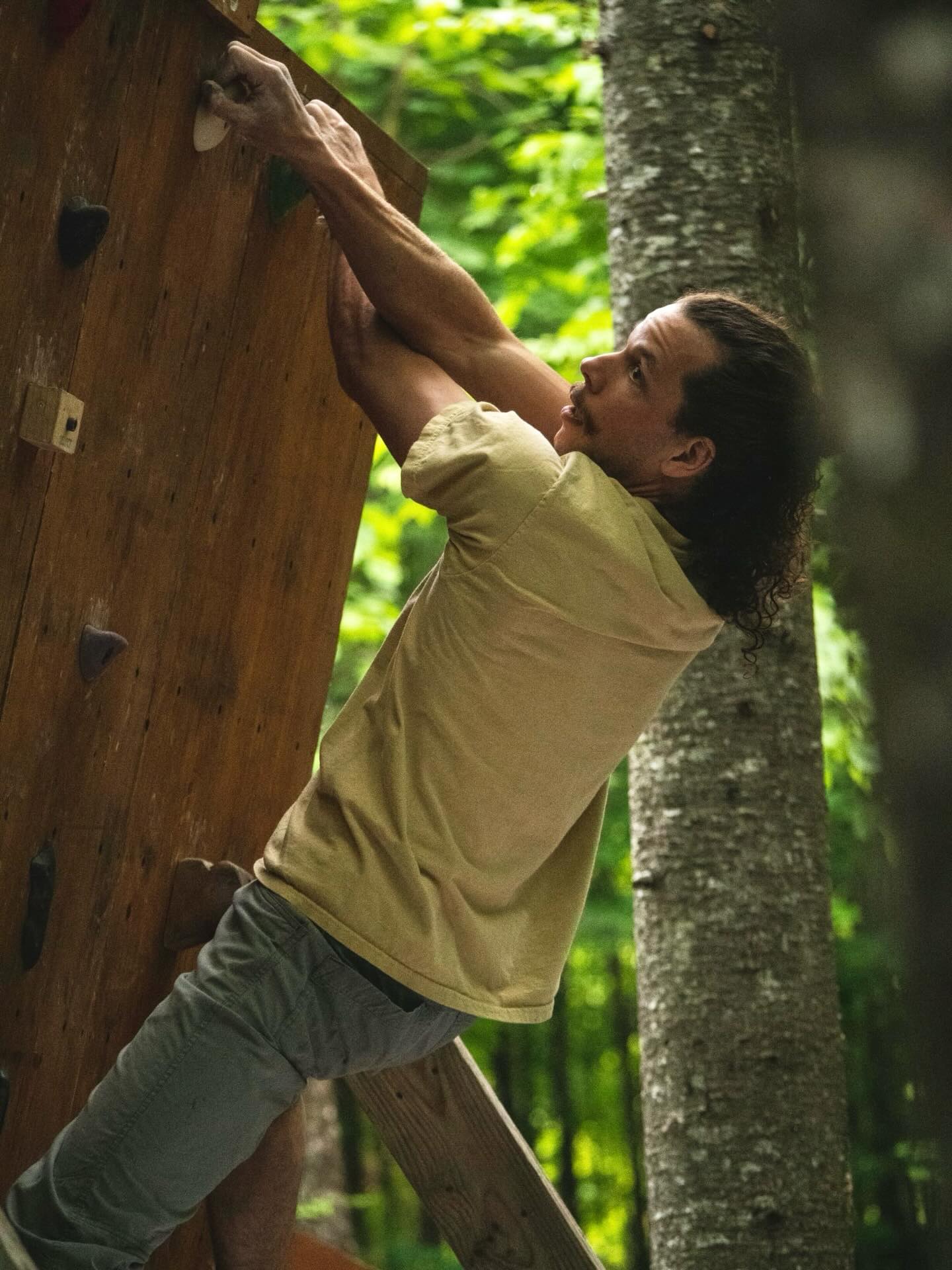 — Moussaillons des îles —
tenter de rendre
en images et en mots
un hommage sincère
aux ami•e•s garde-parc
partenaires d’aventure
lors de la traversée
de cette 4e saison
au Parc régional du Poisson Blanc
y parvenir à moitié
parce que la valeur ultime
de ce qu’iels m’ont donné
s’étale bien au-delà
du langage des sens
reconnaissance
éternelle
pour le bout de chemin
parcouru ensemble
🤍
.
.
.
.
.
‼️ CUTENESS WARNING ‼️ wait for the end 🐈😻
📷 @irvinbubar - photos slides 1, 9, 10