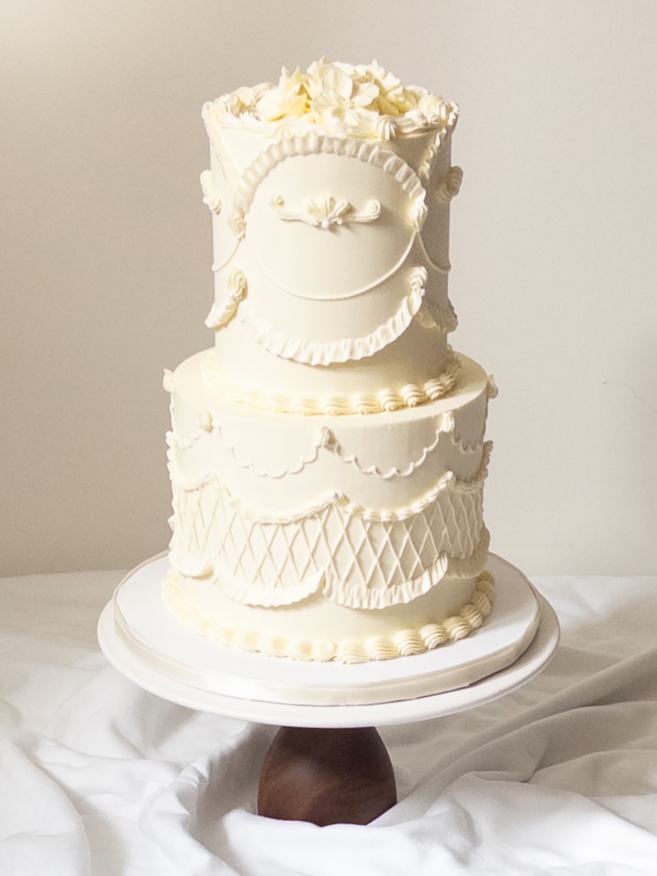 Piped vintage details with some flowers on top for Caroleen & Ben 🤍
#weddingcake #paletteandpetalcakes #cakedesigner #cakeinspo #paintedbuttercream #weddingcakeinspiration #cakeart #cakedesign #torontocakes #customcakes #cakesofInstagram #2025weddings #torontoweddingcakes #buttercreamcakes #vintagecake #lambethcake #vintagewedding