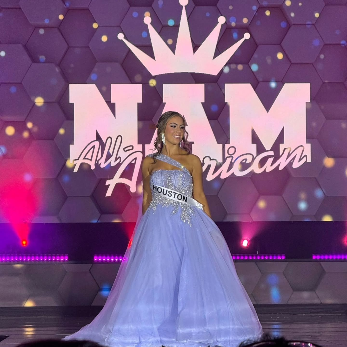 🌟 CLIENT SPOTLIGHT 🌟
We would like to celebrate Emily Simmons, Jr Teen Miss Houston, for her stunning performance at National American Miss in Orlando! Even with a torn ACL, Emily didn't miss a step walking on the iconic NAM stage and looking exquisite!!! She also competed in optional Casual Wear and Fitness!!! We are so proud of her and we look forward to working with her again!!!
#thecrowningmoment #PageantAdventures #coaching #coach #winning @emilysimmons.pageants @uhhh._.emilyy