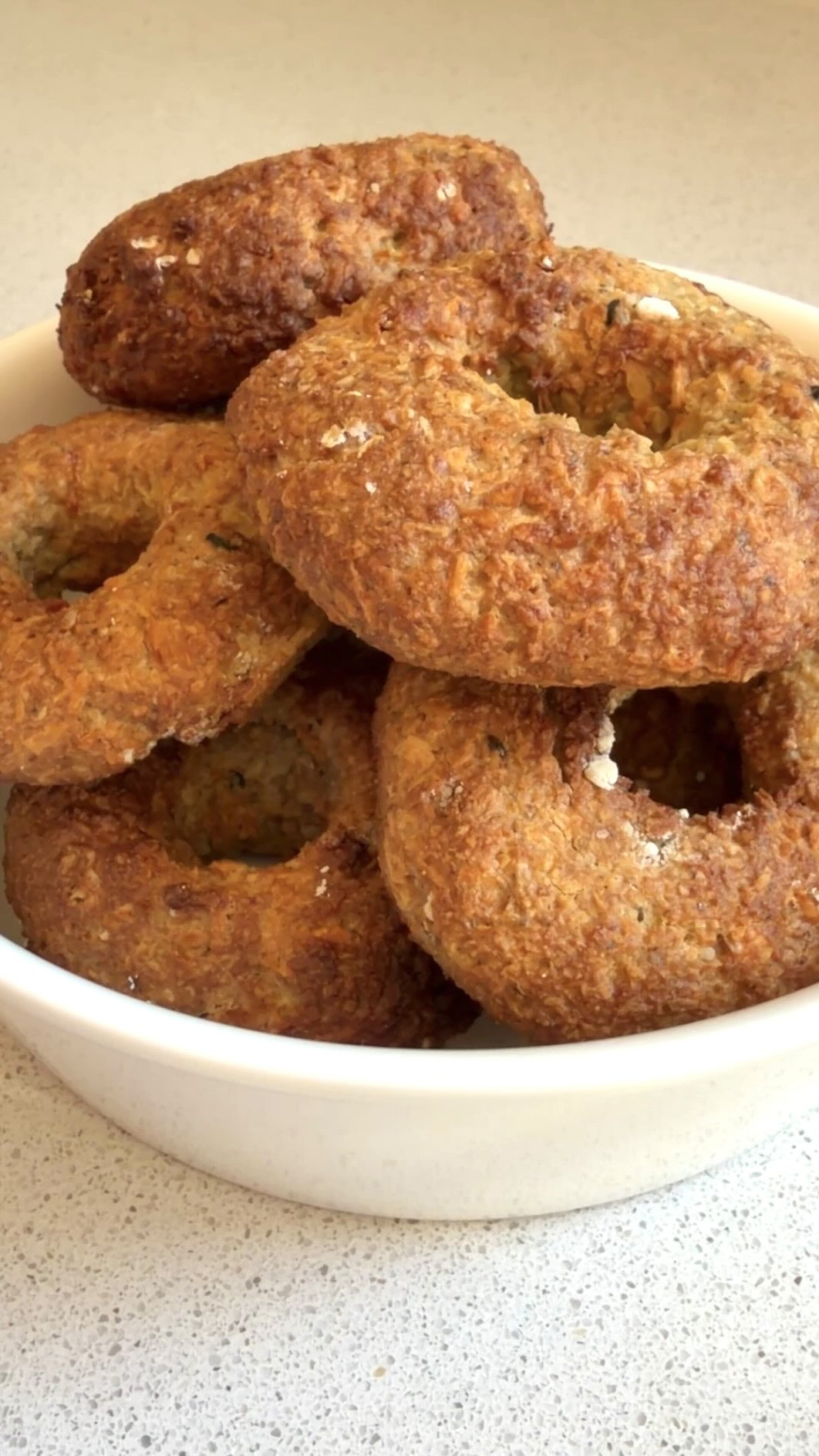 Galletas de avena y coco 🥥
.
Para 8 galletas chicas necesitas:
⭐️ 1 taza de harina de avena
⭐️ 3/4 taza de coco rallado
⭐️ 2 cucharadas de miel
⭐️ 1 huevo
.
🔜 una vez que esté todo integrado, dar forma y hornear sobre papel mantequilla por 8 minutos a 170 grados (o hasta que las veas doradas) dando vuelta en la mitad del proceso y listo! Un snack fácil, rico y rápido 😋
.
#galleta #cookies #coco #galletasdecoco #recetarapida #recetafacil #snack #recetadulce