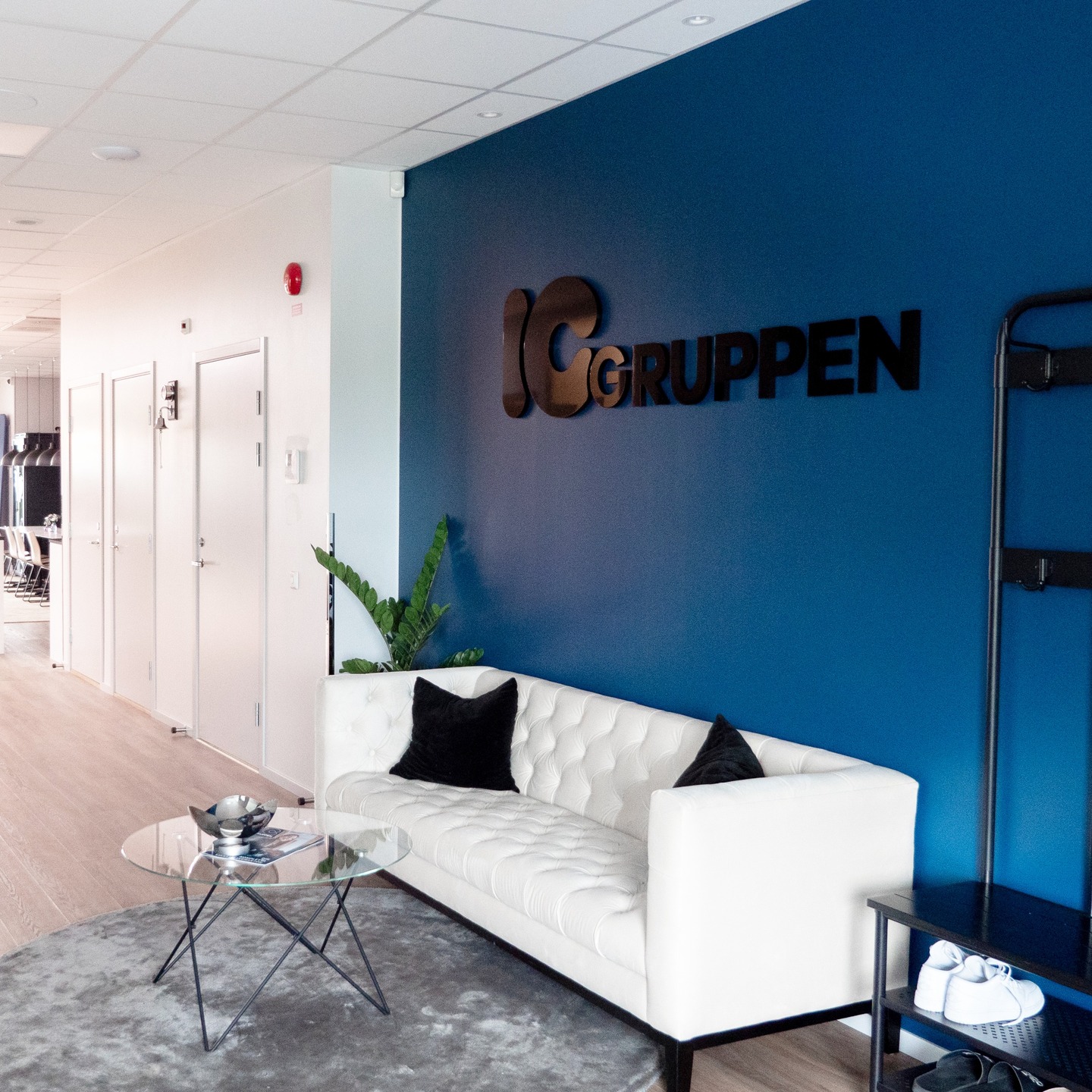 Akrylskyltning är en framträdande lösning för företag i Sverige som söker ett elegant och professionellt sätt att presentera sitt varumärke.
Med akrylskyltar kan du informera allmänheten om ditt företag och stärka din varumärkesidentitet. Dessa skyltar är tillverkade av högkvalitativt, hållbart material som säkerställer lång livslängd och motståndskraft mot väderpåverkan.