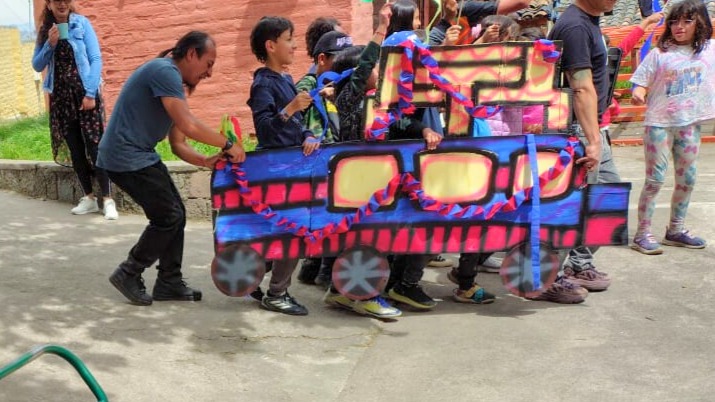 "🎶 “Yo soy el chullita quiteño…” 🎶
¡El 4 de diciembre El Trébol se vistió de fiesta! 🎉 Desde una partida intensa de cuarenta hasta un recorrido en nuestra chiva ""hecha en casa"", celebramos a nuestra ciudad como se debe: jugando, compartiendo y riendo.
💙❤️💙 ¡Que viva Quito y que vivan nuestras tradiciones!
#VivaQuito #FiestasDeQuito #Tradición #ElTrebolMontessori #Quito"