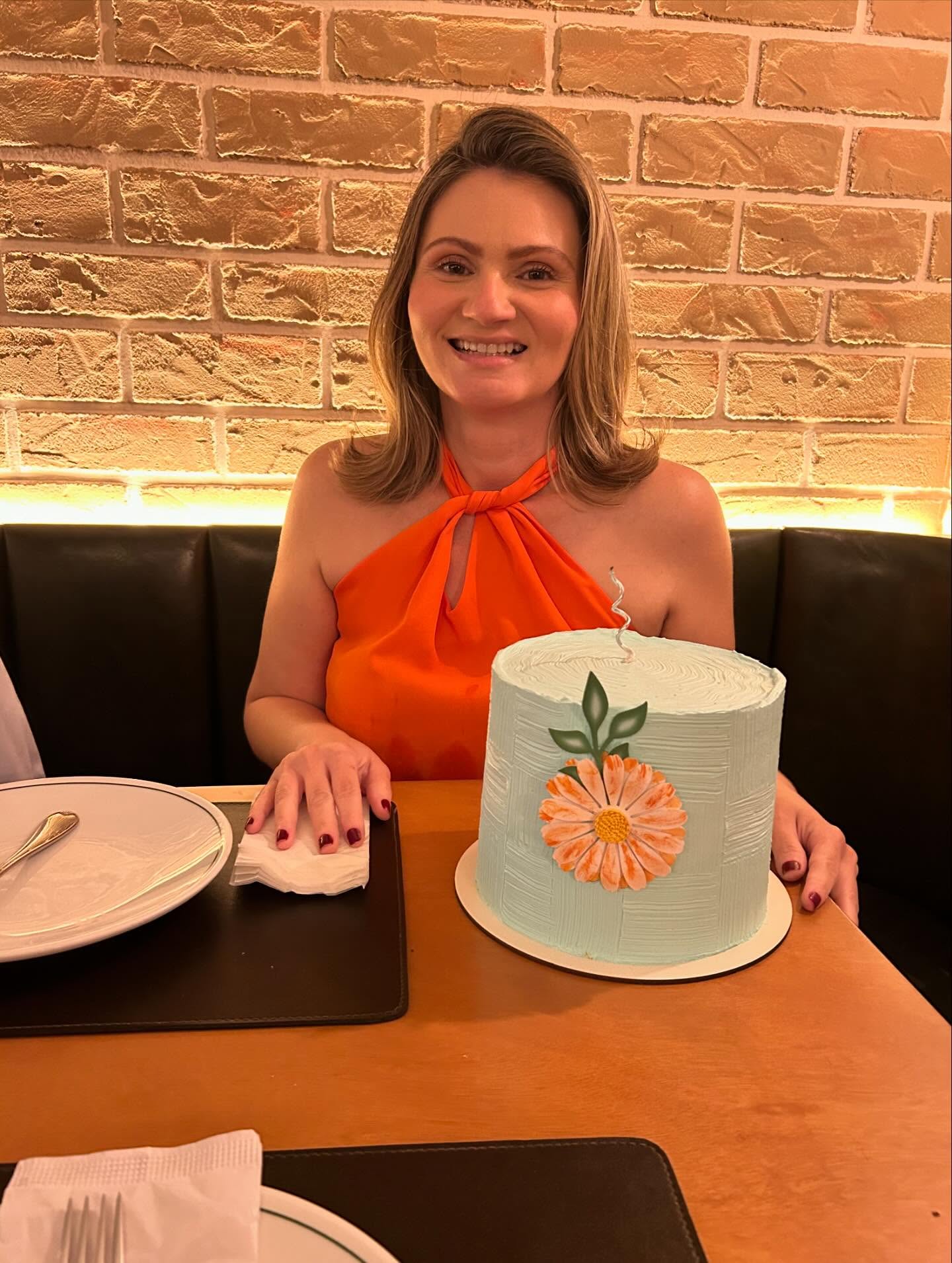 Mais um ciclo se fechando e outro novinho para iniciar, mudar, avançar e continuar as maravilhas que Deus realiza todos os dias na minha vida.
Sou grata a Deus por ter Ele como Pai, o meu Grandioso Deus , a minha família, amigos, trabalho, e que eu tenha toda vontade e coragem para continuar todos os dias.
Amo o dom da vida!
Obrigado a cada um que tirou um tempinho para me desejar os melhores sentimentos e boas energias, são iluminados que Deus envia aos meus caminhos.
Deus nos guarde e nos dê força na caminhada.
02/12 🩵🧡