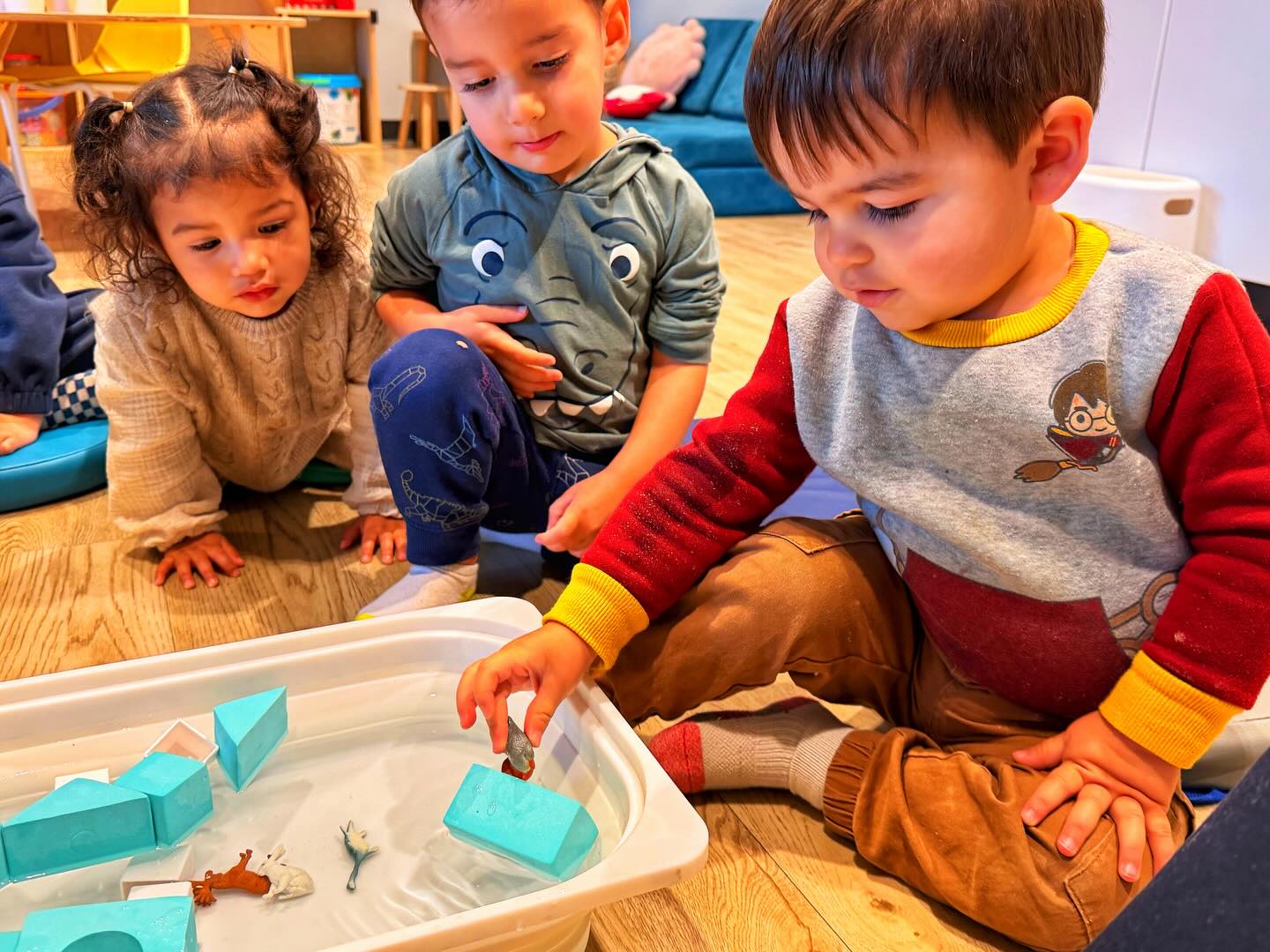 🌨️ Aventuras en el Invierno y explorando el oso polar🐻❄️
Today, we embarked on a chilly journey into the world of polar bears! Our little scientists explored how these incredible creatures thrive in the winter. We learned about their diet, their remarkable swimming abilities, and how their thick fur helps them blend into the icy landscape. ❄️
In our STEM challenge, we placed miniature animals on floating foam icebergs, simulating how polar bears balance and rest on ice. Our kiddos experimented with weight distribution, learning how placement affects buoyancy. It was a fun hands-on way to understand how polar bears stay afloat and navigate the icy waters. 🧊
We also made learning playful by searching for hidden numbers and letters in our snowball activity. Each snowball revealed fun commands like “Roar like a polar bear!” or “Dig the ice like a polar bear,” making learning interactive and engaging. 🐾
And the creativity didn’t stop there! We crafted beautiful snowflakes using toothpicks and marshmallows, blending STEM with art and creativity. 🌟
Stay tuned as we continue our winter adventures, exploring the wonders of the Arctic and diving deeper into the fascinating world of los animales del Artico! 🌬️🌨️