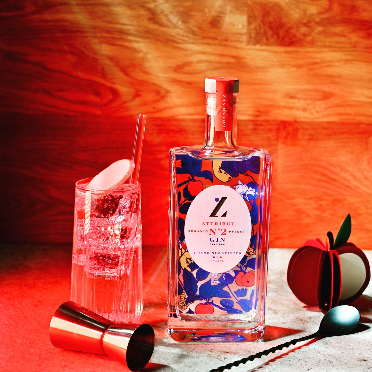 ✨ Aujourd’hui, c’est le grand retour de LA recette de foie gras…
Mais pas n’importe laquelle 👀
Cette année, on le twist avec notre gin Attribut N°2 (pomme, poire, gingembre) 🍸
Résultat : parfumé, fin, irrésistible 🦆💥
🧾 Ingrédients :
• 1 foie gras frais dénervé (≈ 500 g)
• 8 g de sel
• 3 g de poivre blanc
• 2 g de sucre
• 1 baie de genièvre concassée
• 5 cl de gin Attribut N°2
🥄 LA VEILLE :
1️⃣ Laissez le foie à 15°C (2h dans un four éteint).
2️⃣ Ajoutez sel, poivre, sucre, genièvre et gin.
3️⃣ Filmez et laissez mariner toute la nuit.
🔥 LE JOUR J :
1️⃣ Remettez le foie 2h dans un four éteint.
2️⃣ Formez un boudin bien serré sous film alimentaire, puis sous vide.
3️⃣ Cuisez 48°C – 1h30 au thermoplongeur.
4️⃣ Repose 24h au frigo.
💥 Dégustez avec un gin-tonic et un pain au maïs toasté.
Effet WOW garanti 😍✨
#ginlovers
#ginfrancais
#spiritueuxfrancais
#ginartisanal
#foodandwine