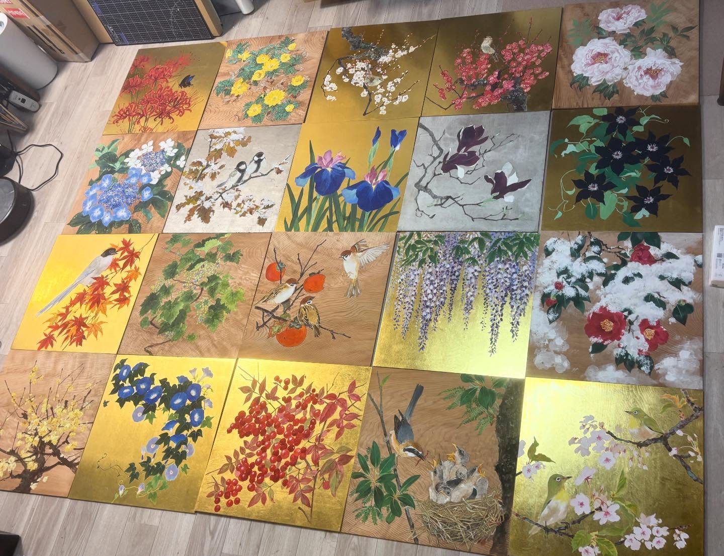 埼玉県三郷市にある興禅寺さまからの天井画のご依頼、毎月少しずつ描き溜めています。出来上がった一部の作品を、檀家さんに向けて年末に初めて展示する予定です。
始めた頃よりも、自分なりの天井画の形が出来てきた気が致します。来年も引き続き制作していきます。