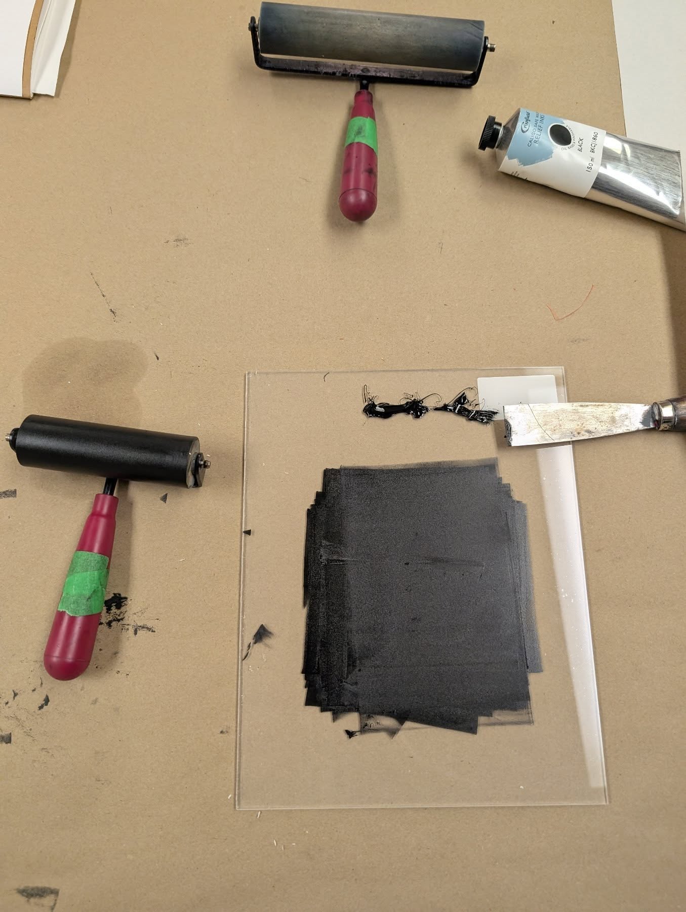 It's a BUSY day for inPrint! We are at a market but those of you who want to make your own gifts (or just want to make art in general), we are also open for our monthly Drop-in today!
We will be here til 4pm - if you would like to stop by, check out www.inprintcollective.com/join-a-workshop for registration and details!
ID: an ink bed of black ink lies in a table with a loaded brayer ready to roll!