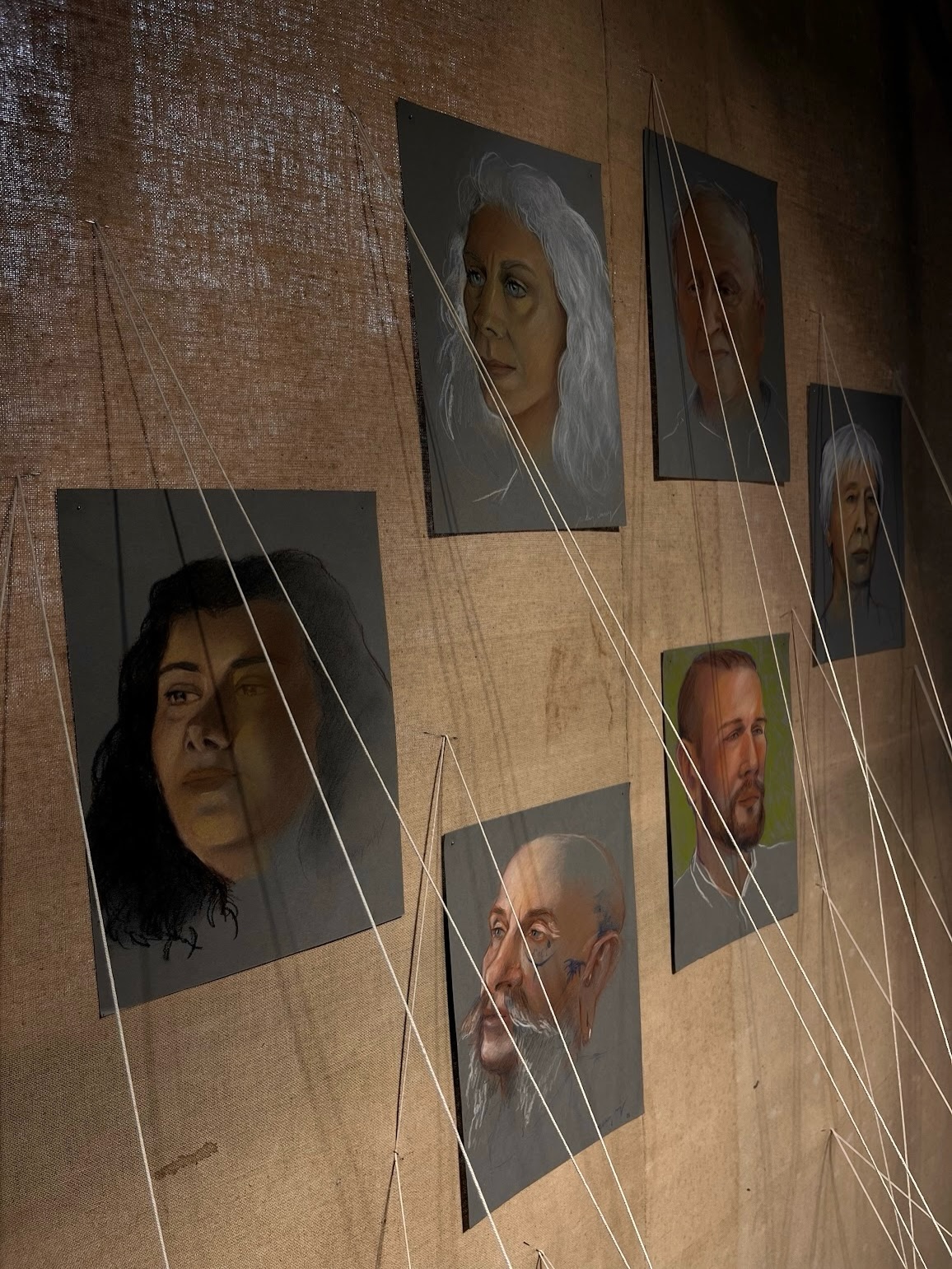 Études en cours
projet Portraits Intimes
Réalisées à Aubusson en parallèle de la fresque murale, ces études constituent les premières recherches du projet Portraits intimes d’Aubusson.
Un grand merci à @DelphineCiavaldini de m’avoir invitée à rejoindre cette superbe exposition
Merci également d’avoir été mes muses Aubussonnaises :
Frederic
Michelle
Thomas
Emmanuel
Vanessa
Laure
Évènement élu « coup de cœur » par le ministère de la culture @culture_gouv
EXPOSITION
LES ATELIERS
DE LA MAIN NUE
« HORS LES MURS »
Pour les journées du patrimoine, du 20 et 21 septembre 2025
Muriel Blanc Duret @tributsrugs
Céline Camilleri @celine.camilleri
Chloé Chagnaud @latornatissage
Delphine Ciavaldini @delphineciavaldini
Audrey Cusey @audrey.cusey
Marie Dutreix @dutreixmarie
Lyse Drouaine @luxdawn_creation
Zoé Forget @zoeforgetphotography
Charlotte Kaufmann @charlottekaufmann_creation
Françoise Laperonnie @francoisevarieras
Rachel Lavaud @rachellavaud
Déborah Lavot
Laurine Malengreau @laurine_artextile
William Tahar
Brigitte Vanderpol
Kendra Wallace @kendrawallace11
Deborah Lavot
William Tahar
Brigitte Vanderpol
#Aubusson #Patrimoine #ArtLife #Drawing #AudreyCusey #Manufacture #Vernissage #RechercheArtistique #Portrait