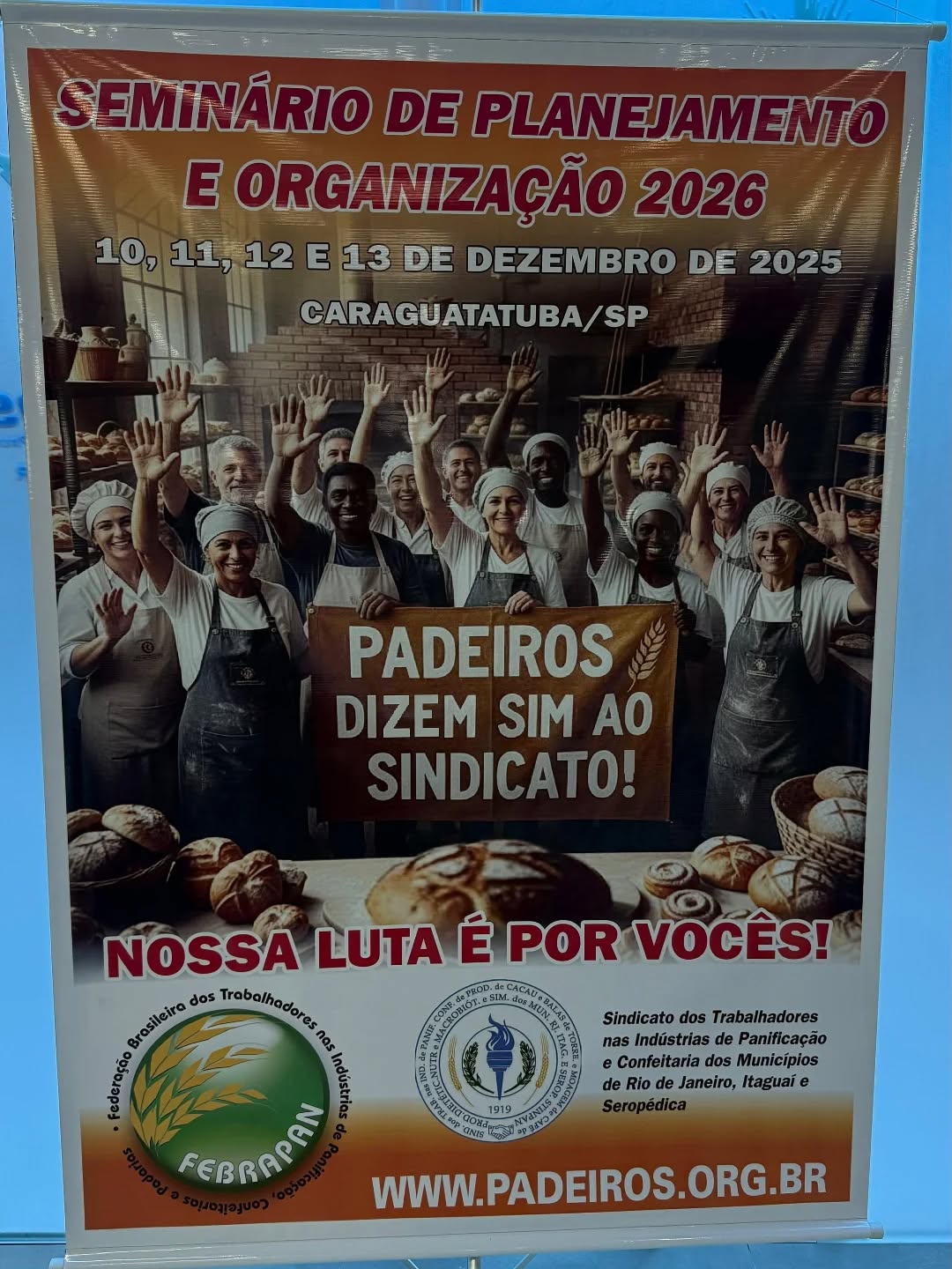 SINDMASSA MS EM DESTAQUE NACIONAL! 🇧🇷
A Diretoria do SINDMASSA MS marca presença firme no Seminário de Planejamento e Organização 2026, realizado pela FEBRAPAN em Caraguatatuba/SP.
Estamos aqui, de 10 a 13 de dezembro, traçando estratégias e metas para fortalecer a defesa da nossa categoria no próximo ano.
✨ Orgulho para o MS: É com imensa honra que destacamos a participação da nossa Vice-Presidente, Lúcia Godoi das Virgens, compondo a Mesa Central de Abertura do evento.
Ver nossa liderança em lugar de destaque reforça a importância dos trabalhadores do Mato Grosso do Sul no cenário nacional.
🤝 Nosso agradecimento especial ao Presidente da Federação, Sr. Chiquinho, pelo convite honroso e pela parceria de sempre.
"Padeiros dizem SIM ao Sindicato!" A nossa luta é por vocês!
Matéria na íntegra no nosso site, segue o link:
https://www.sindmassa-ms.org.br/
#SINDMASSAMS #FEBRAPAN #MatoGrossoDoSul #LutaSindical #Planejamento2026 LúciaGodoi Padeiros UGT Caraguatatuba SindicatoForte