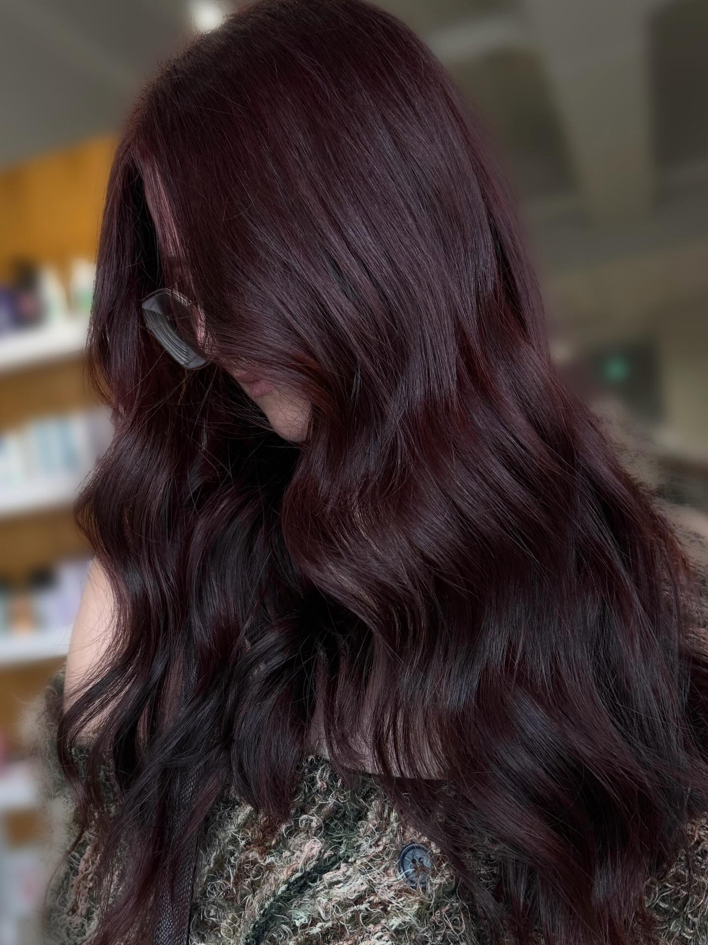 🍒 Ready for Your Cherry-Red Era?
Because when Breanne does red… it’s never subtle. This deep cherry transformation is rich, glossy, and unapologetically statement-making, the kind of colour that turns heads and refuses to blend into the crowd. 🔥
If you’ve been craving something bold, luxe, and high-impact for winter, this shade is your sign.
Craving a colour with personality?
Let Breanne craft a custom cherry red that fits your vibe — from sultry and dramatic to soft and wearable.
📆 Click that link in bio for reservations
#yqr #yqrhair #yqrhairstylist