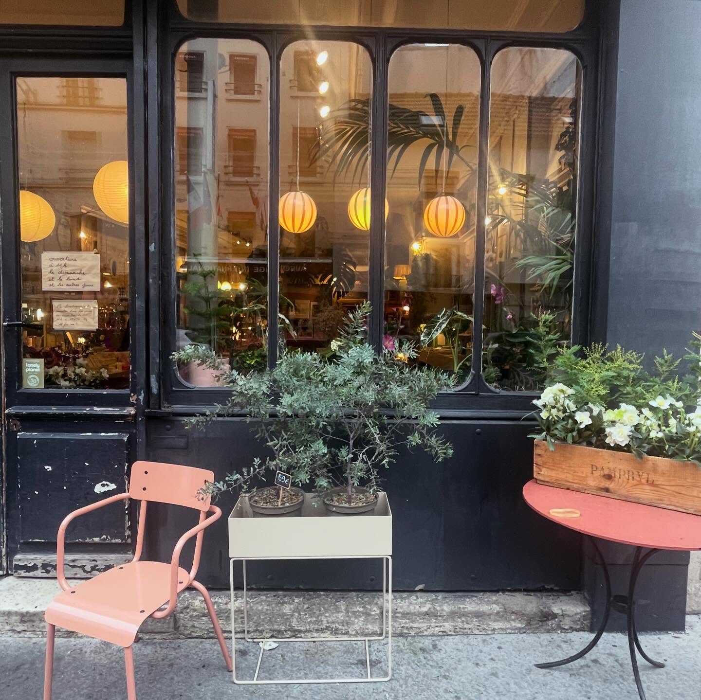 #christmasshopping in Paris part III @boutiquelesfleurs on 5 rue Trousseau, Paris 11th. Les Fleurs is a Parisian decoration boutique, known for its poetic selection of objects, flowers, and curiosities. Blending craftsmanship with a dreamy, eclectic spirit, it offers timeless pieces for all budgets, that bring warmth and character to interiors.