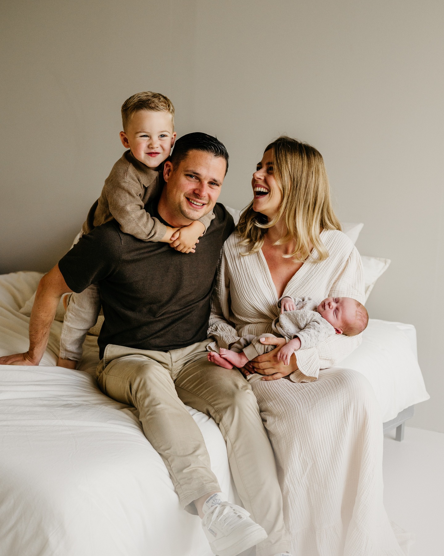 Family of 4 ๐ซถ๐ป
--------
#familiefotoshoot #familyphotographer #familiyof4 #familiefotograaf #fotograafroermond #fotograaflimburg #vitastudio #bigbrother #boysmom #lifestylfotografie #lifestylephotographer #gezinfotoshoot #newborn #newbornfotografie #gwennfotografie