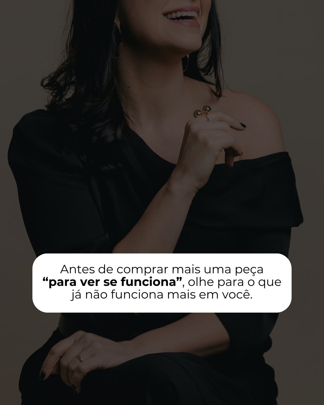 Antes de acumular mais pare e observe o que você já tem. Isso ajuda você a perceber o que te falta. Além de facilitar na hora de se vestir.
Não sabe como fazer isso sozinha?
Clica no link da bio e deixa eu te guiar de forma clara.