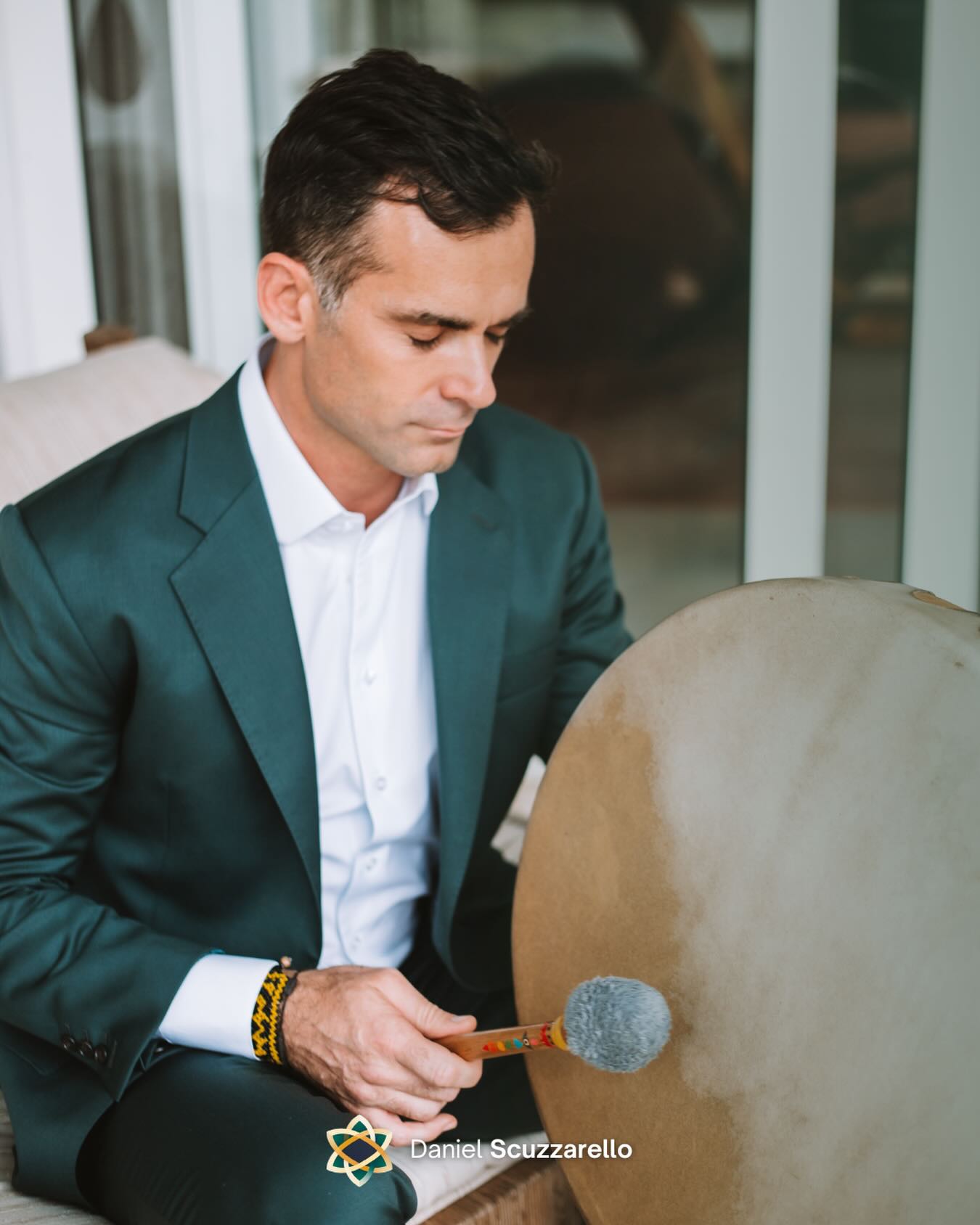 Todos nós carregamos versões de nós mesmos que ainda estamos tentando abraçar. A gente aprende cedo que mostrar vulnerabilidades “quebra” nossa imagem. Então escondemos, reforçamos a postura e vestimos as máscaras: o competente, o forte, o que dá conta, o que resolve.
Ninguém é “um só”. Somos a soma dessas versões, dialogando em silêncio dentro de nós. E quando começamos a escutar esses diálogos de forma consciente (com honestidade e sem pressa), passamos a reconhecer o outro também: um colega que reage por medo, um líder que endurece porque não sabe pedir ajuda, uma pessoa que se afasta porque não sabe permanecer.
Se algo desse texto tocou uma parte sua que ainda pede espaço, acesse meu site. O link está na bio!
#mindset #lider #lideranca #pessoas #gestao #liderancaconsciente #mentoria #breathwork #quantumflow