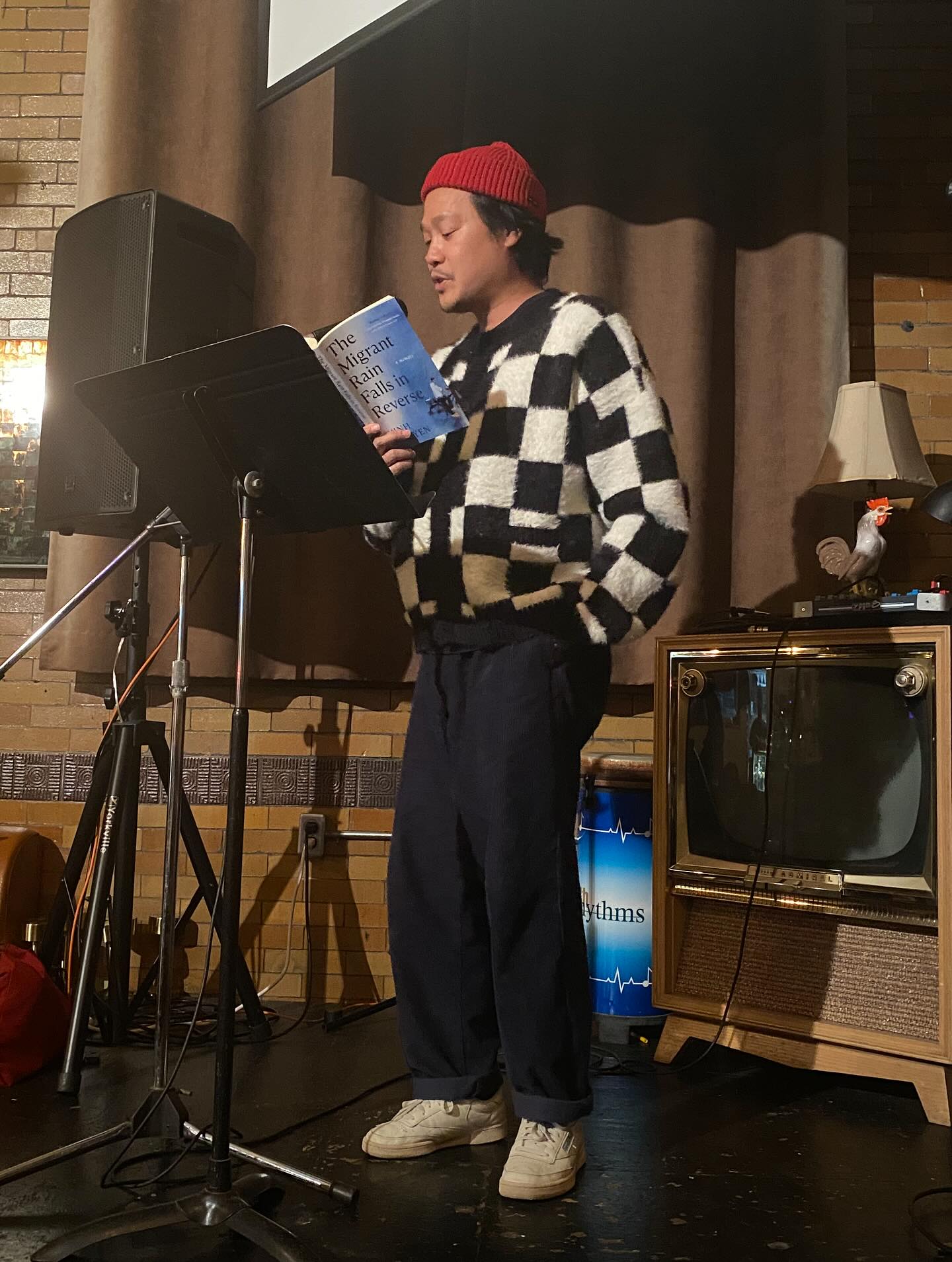 An absolutely incredible December Lit Live and a full house (we love to see it!) at @thestaircase featuring @cousinvinnhy @poems_guy_3000 @treenaorchard @beauch1962 sharing words around the theme of SHELTER/YEARNING/HOME 🏠📖🏠
From all of us at Lit Live - happy holidays, and we’ll see you in January 2026!
#hamont #readingseries #bookevent #writingcommunity #fiction #memoir #nonfiction #poetry #canlit