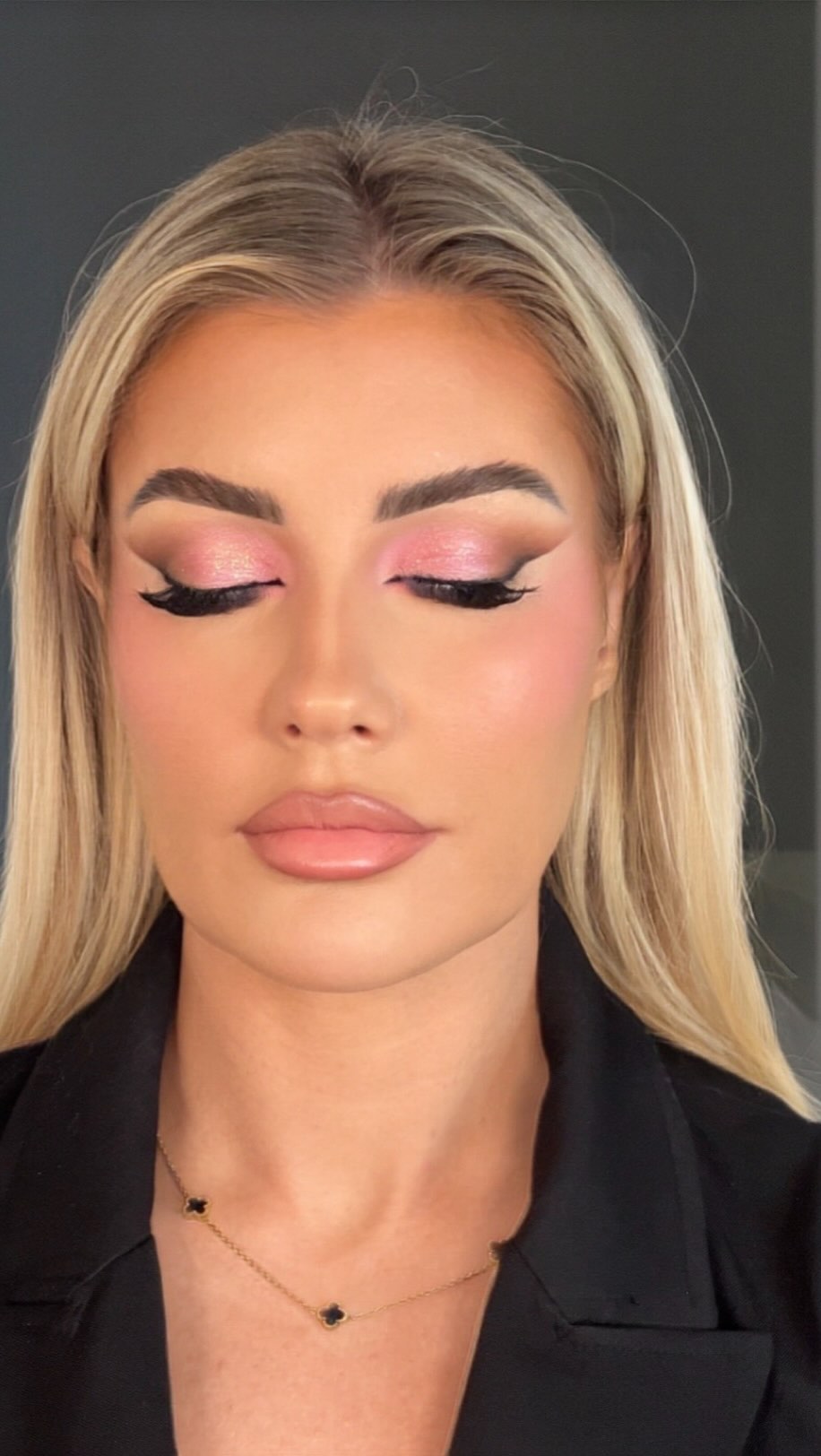 A pink moment for Kirra! 🤩 Ever wondered how I achieved this flawless finish? You can master these techniques yourself! Join me for a personalized 1:1 Makeup Lesson. I’ll tailor the session just for you, focusing on the looks you love! All skill levels are welcome. Head to the website to book your spot today!
.
.
.
.
.
.
.
#makeuplessons #makeuptutorial #goldcoastmakeupartist #brisbanemakeupartist #makeupinspiration