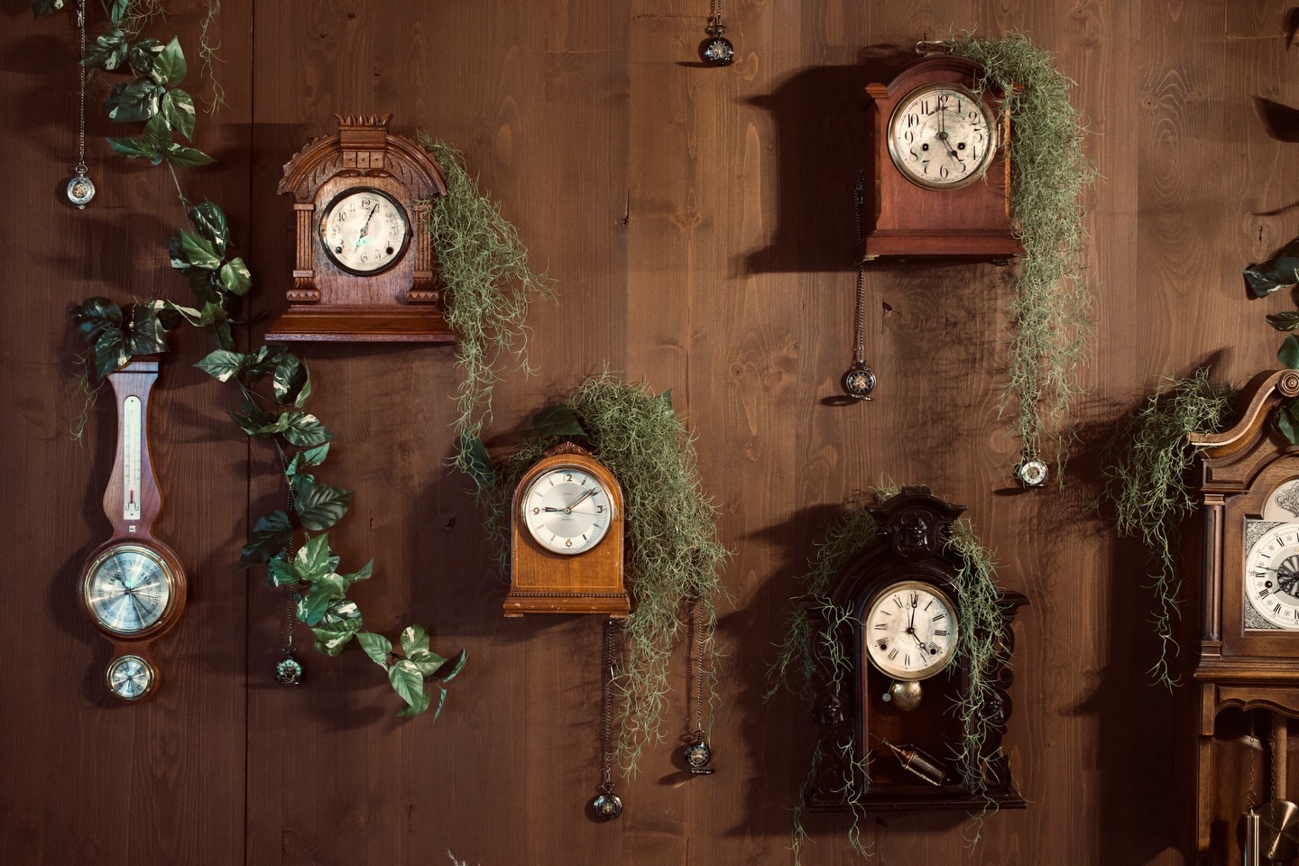 It’s always 5 o’clock somewhere... at House of Lager we value taking time in all things that we do. From our lagers being given the proper time to condition. Their clarity coming only from time and gravity, to our 54 hour red wine braised short ribs to the time we take to chat with our amazing guests... We built our space to be warm and inviting, to encourage taking time with friends & family - this is what it is all about.
Cheers to good beer, good friends and time well spent 🍺