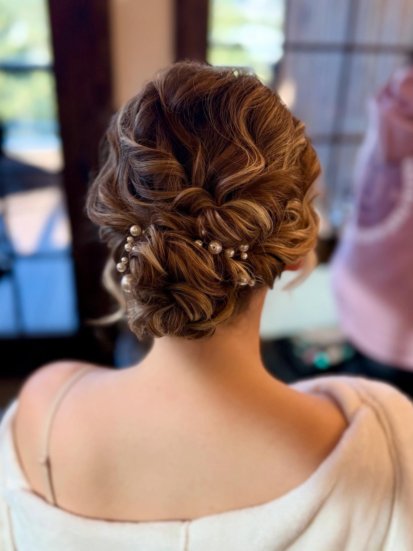 Congratulations Lindsay! 👰
#updo #bridalhairstyle #bridal #bridalmakeupartist #estesparkweddings #mountainwedding #blackcanyoninn #bridetobe #bride #hairstylist