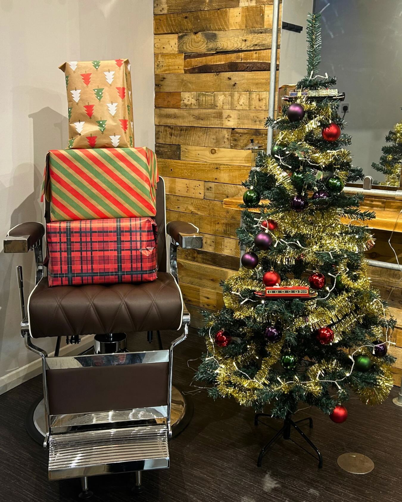 A Merry December from Thames Street Barbers:
With December almost apon us and Christmas parties around the corner, itās best to get booked in early at this busy time of year.
The book is already filling up and I canāt guarantee last minute appointments.
āļø Extended opening times & late evening appointments
āļø No queues or long wait: a visit on your time
āļø Hot complimentary locally roasted coffee
āļø Great music spinning on the turntable (not Christmas music)
Call or text for an appointment, or message the Facebook page.
07376 425681
Fully stocked on premium menās hair products and my vouchers make a fantastic stocking filler, too.