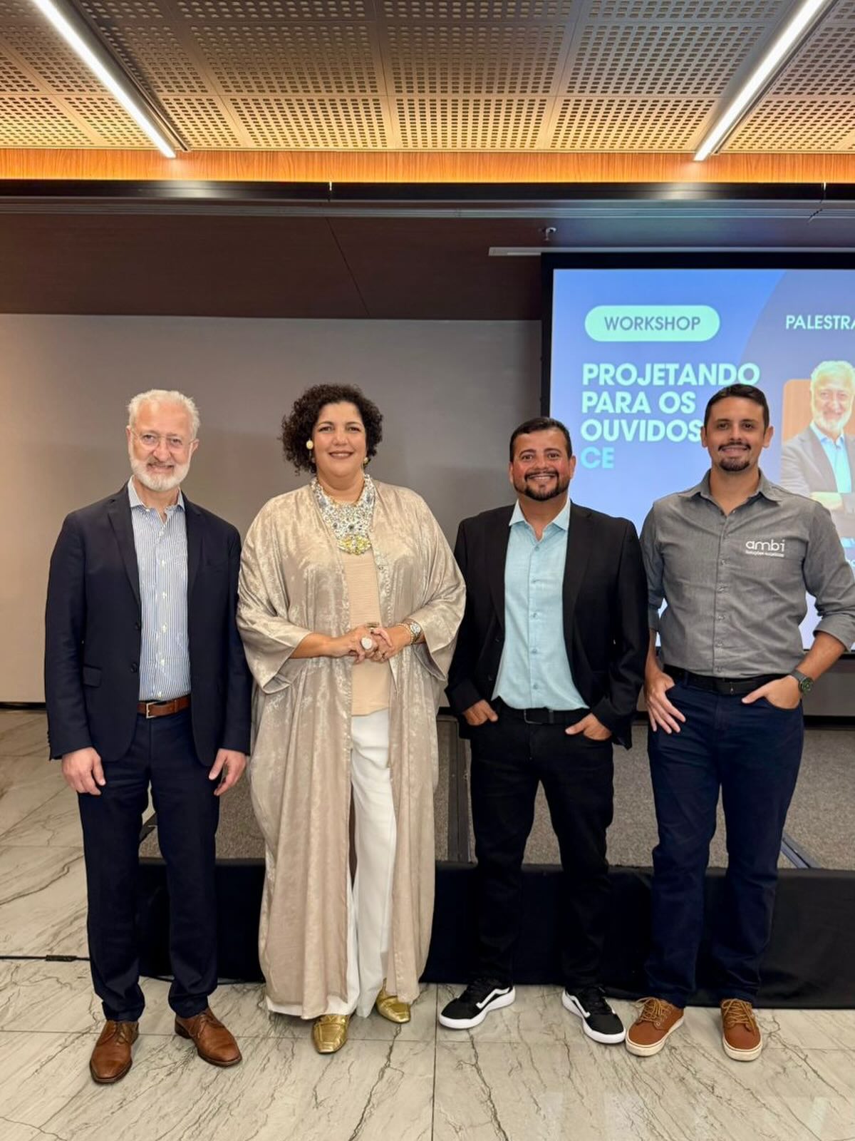 Para encerrar o ciclo da Audium, foi realizado nesta última terça-feira (9) em Fortaleza, o último capítulo do evento “Projetando para os ouvidos”, edição de 2025.
Com a iniciativa, a empresa reforça o essencial: acústica é bem-estar, é qualidade de vida e é parte indispensável de qualquer projeto responsável.
Com a colaboração dos palestrantes Mauricio Cohab (@mauricioccohab - Trisoft), Jean Chimelo (@jean_arkflex - Arkflex), Fernando Machado (@fernandoferma - Ambi) e a CEO da Audium, Débora Barretto(@deborabarretto ), protagonizaram um encontro marcado por trocas intensas, aprendizados genuínos e reencontros com profissionais que entendem a importância de projetar pensando no conforto de quem vive, trabalha e sente cada espaço.
Um agradecimento especial às empresas que tornaram tudo possível: @trisoftoficial, @arkflex, @ambiacustica e AUDIUM, com o apoio local especial da @grupoartepiso e do @iabce.
Para 2026, a Audium espera continuar contribuindo com o mercado da arquitetura e levar o projeto para outras cidades de todo o país.
Fazendo valer a fala da nossa CEO Débora Barretto: “Quando caminhamos juntos, o conhecimento ecoa mais longe”.