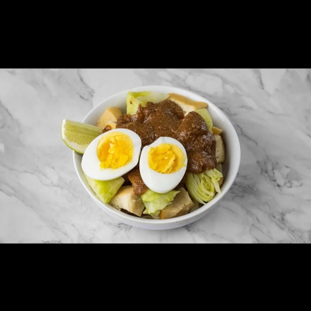 Siomay Bandung is one of Indonesian Street food. It is a dish with siomay, potatoes, tofu, steamed cabbage and hard boiled egg smeared on top with peanut sauce that have a distinct citrus flavor. You can find us in Ottawa.
