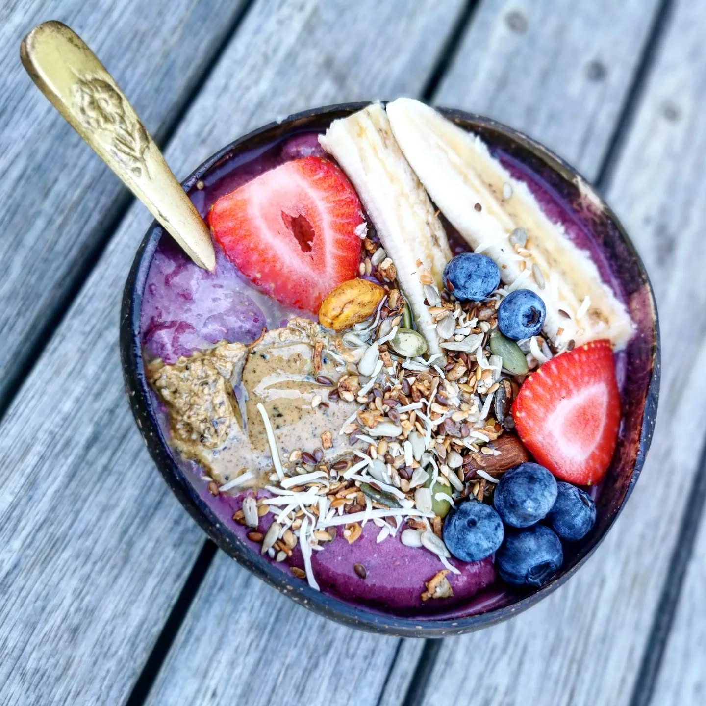 Who says you can’t have açaí for dinner on a hot summers night? 😌💜
When it’s 100% organic and loaded with antioxidants, protein, and quality fats… why not?!
A little avo, a handful of nuts, vibrant fresh fruit — simple, nourishing, so satisfying.
Real food, real goodness. ✨🍇🥑🥥
But here’s the thing, not all açaí is created equal.
So many commercial blends are reconstituted and loaded with sugar, artificial flavourings, and colours.
This bowl? 100% organic açaí, packed with antioxidants, protein and quality fats, topped with avo, nuts and fresh fruit.
Pure, real, nourishing food. ✨🥑🍇
Not all food is as it seems!!
#Acai
#FreshAndTasty
#grazingtablesandcheeseboard