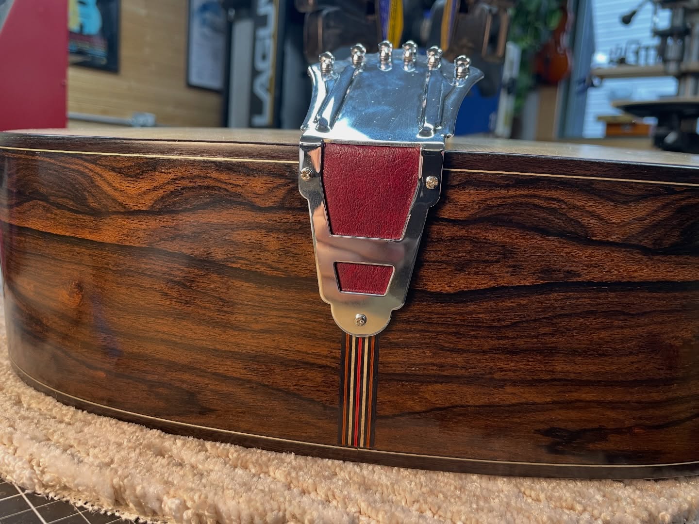 Starting to button her up! Mike’s Model Vagabond is coming along beautifully! Here we’re highlighting the ziricote sides coming together at a beautiful end-graft that compliments the rosette. Mike added a custom leather patch to his Castellucia-style tailpiece today. Setup tomorrow!