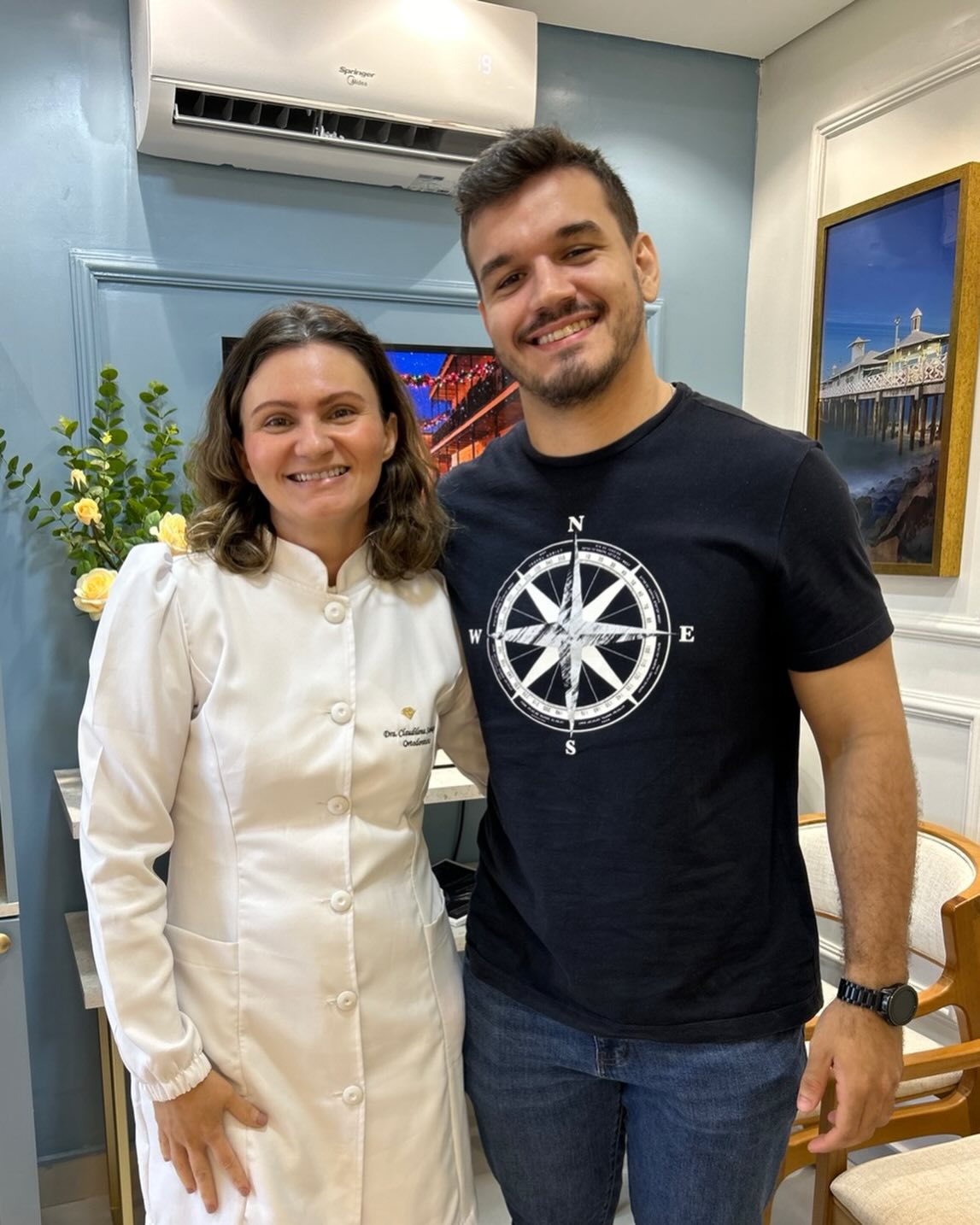 Nada de facetas mentex, nada de extrair dentes e implantes, nada de tratamento mágico com técnicas exclusivas de tratamentos premium mirabolantes.
Bom, é tão fácil transformar um sorriso com ortodontia limpa e pura (nesse caso com Invisalign), quando existe comprometimento, colaboração e uma comunicação acertiva.
Desde quando Guilherme chegou por indicação, ele já sabia o que queria transformar com riqueza de detalhes, estava determinado e eu prometi entregar até onde seria possível.
Hoje a exatamente 1 ano e dois meses, devolvi ao Guilherme a sua autoestima e agora até postar selfie com o sorriso novo e lindo. Rsrs
Parabéns Guilherme pelo sorriso lindo, pela disciplina, os méritos são todos seus e eu estou orgulhosa por ter tido a oportunidade de realizar a odontologia que eu acredito, uma odontologia de sinceridade, leve e que me ensina tanto todos os dias, sobretudo a valorizar o outro e saber que cada experiência é única e pode ser prazeroso quando compartilhamos dos mesmos propósitos.
@guilhermedbs
#invisalign #orto #esteticadosorriso #draclaudilenasantiago #dentistawstc