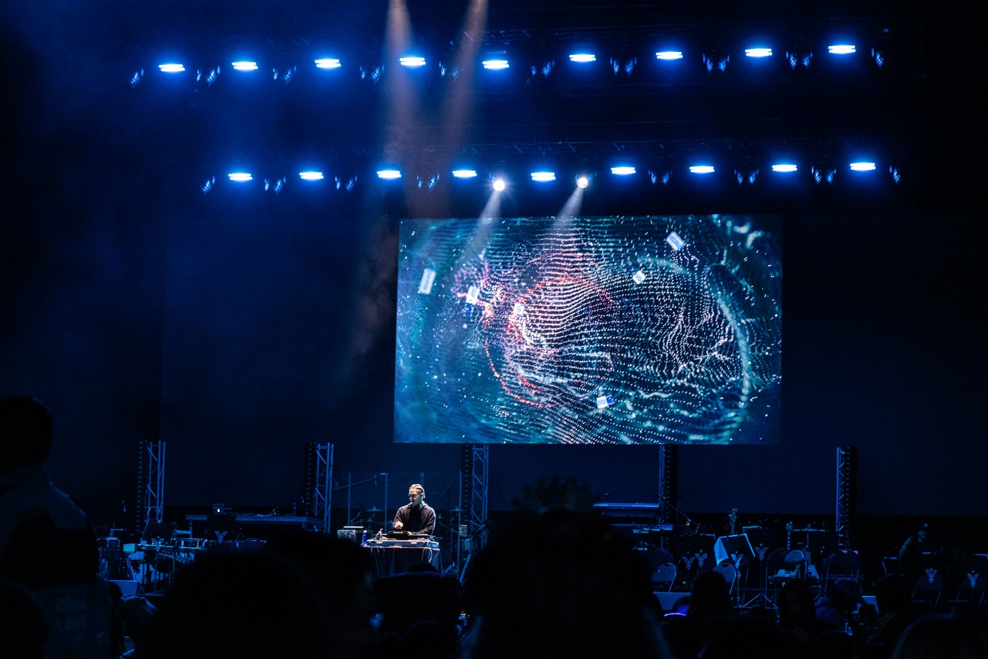 ▪️ @yandel Sinfónico con @filmoorchestra
▪️ Un evento de @breakfast_live
▪️ PR: @noujau_sound
Todavía estoy asimilando este concierto, y es que lo que viví hace unos días con el Yandel Sinfónico en Bogotá fue algo que superó TODAS mis expectativas. En serio, ¡jamás imaginé que asistiría a un sinfónico de reggaetón! El solo concepto ya era una locura, pero Yandel y la capital colombiana lo llevaron a otro nivel.