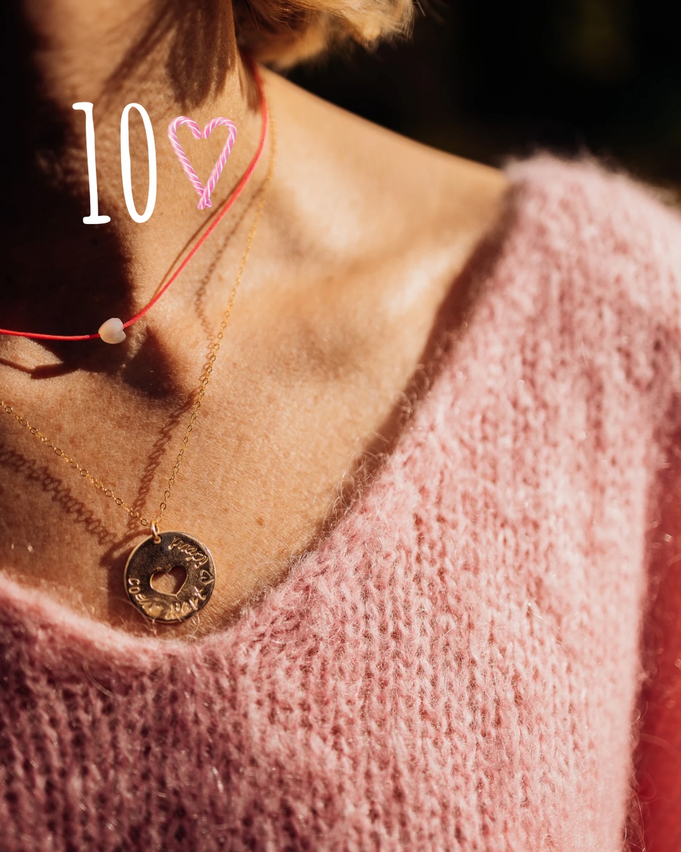 ✨ Jour 10 — pourquoi Coeur d’art ichaud ? ❤️
Aujourd’hui, la case du calendrier dévoile un bijou pour les grandes sensibles…
celles qui ressentent tout, fort et beau,
celles dont le cœur est un peu à vif, mais plein de chaleur.
Le collier Cœur d’Artichaut, c’est un petit talisman à porter tout près du cœur, comme une douceur quotidienne, un rappel que la sensibilité est une force,
et que les âmes d’artistes illuminent le monde à leur façon.
Un bijou qui réchauffe,
qui protège,
qui dit tout bas :
« Garde ton feu intérieur. C’est lui qui te rend unique. »
Et vous, vous le porteriez pour réchauffer quel moment de votre journée ? 💛✨
#faitmaiinavecamour#créatricebijoux#bijouxpierresnaturelles#bijouxmadeinfrance#bijouxdurables#cadeauxmariage#prendresoindemoi#ressentir#mamanactive#jaimelanature#momentpoursoi#cadeaufemme#villedepau#biendanssapeau#mafamille#emotive#developpementpersonnel#oceanvibes