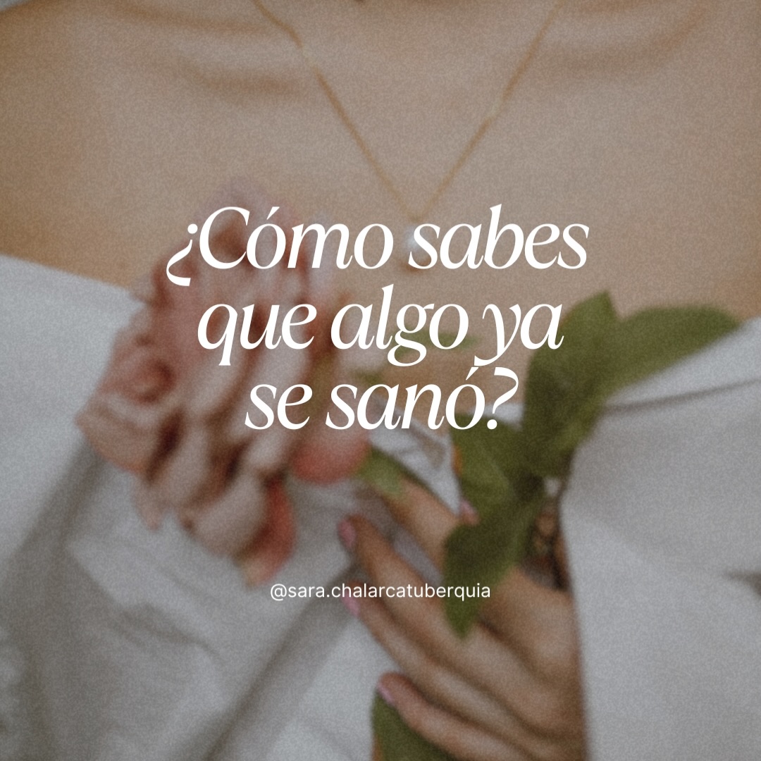 ¿Cómo sabes que algo ya se sanó?
Después de mis talleres…
Siguen llegando más claridades, más reflexiones
y también más preguntas. A mí me gusta llamar a todo esto regalos.💝
Se mueven piezas internas, como un reloj que ha estado dando la hora en un tiempo distinto.
Y de pronto me doy cuenta, muevo la perilla
y empiezo a marcar el tiempo real.
El tiempo del ahora.
Y con eso llegan más latidos,
más entendimientos, más ajá moments.
Una de las preguntas más frecuentes que resuena y late en mis talleres es esta:
“¿Cómo me sano?”
“¿Cómo sé que ya llegué a ese punto B?”
“He hecho de todo…”
“¿Esto va a cambiar?”
Y si nos vamos a lo más simple y simbólico de la vida, la respuesta es:
sí cambia.
Sí se transforma.
Siempre.
¿Cómo?
Respira aquí, hermosa.
Lee con el corazón 🫀
Se transforma en el momento en que eso que molesta, duele o incomoda deja de doler, de incomodar, de molestar.
Cuando puedo tocarlo, sentirlo, hablar de ello sin que esa sensación interna me desborde.
Es como cuando tienes una herida en el brazo. Sabes que se sanó porque cicatrizó. Pasas el dedo, la mano…
y ya no duele.
Sabes que hubo una herida ahí. Hay una cicatriz. Pero ya no duele.
Esa es tu brújula.🧭
¿Lo puedes ver?
Sara 💙🌬️