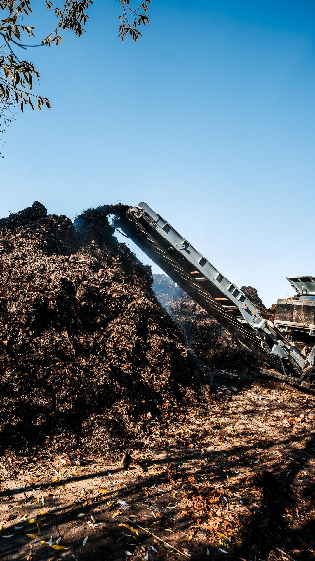 Zwei Maschinen, ein Ziel: mehr Leistung im Aufbereitungsprozess! ♻️
Der TEUTON Z 50 eignet sich besonders für die Grünschnittaufbereitung, weil er hohe Leistung mit kontrollierter Zerkleinerung verbindet. Sein störstoffresistenter Marathon-Rotor erfasst auch feuchtes, ungleichmäßiges oder stark verdichtetes Material zuverlässig und zerkleinert es gleichmäßig. Über die einstellbare Schnittspalttechnik lässt sich die Korngröße exakt definieren – ideal zur direkten Vorbereitung für nachgelagerte Prozesse wie Siebung oder Kompostierung. Das Ergebnis: hoher Durchsatz, gleichbleibende Qualität und ein stabiler Prozess, auch bei wechselndem Input. 🫡
Die STAR SELECT S 60 Sternsiebmaschine bringt zusätzliche Leistung und moderne Technik in den Gesamtprozess. Dank der selbstreinigenden Siebsterne bleibt der Durchsatz selbst bei anspruchsvollem Material konstant hoch. Die 3-Fraktionen-Siebung sorgt für eine saubere Trennung in nur einem Arbeitsgang, reduziert weitere Prozessschritte und steigert die Effizienz spürbar. ⚙️
So entsteht ein effizienter Ablauf mit weniger Arbeitsschritten, mehr Leistung und Technik, die im Alltag überzeugt. Genau so sieht zeitgemäße Aufbereitung aus. 💪
👉 Neugierig? Melde dich bei uns und erlebe beide Maschinen live im Einsatz.
#recycling #eggersmann #siebanlage #boehmerecycling #wastemanagement