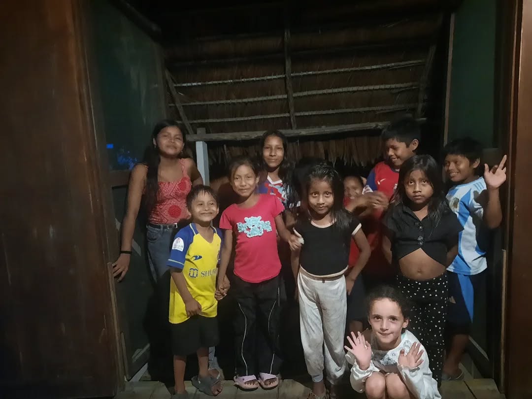 Dos empujan la puerta que cruje; luego son cinco, después quince. Los 'Pop corn' o las 'crêpes' ya están listas. La película puede comenzar. Sus risas recorren Villa wasi. Y luego todos se van, corriendo, desvaneciéndose en la noche 🌠