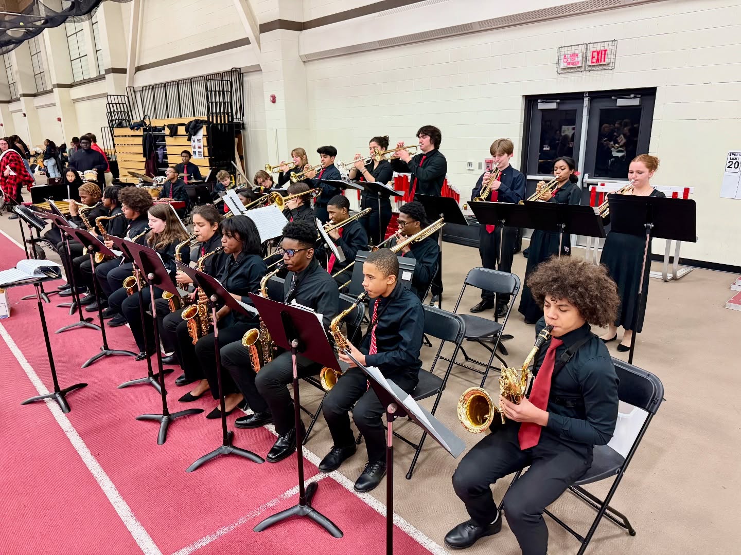 The HF Jazz Bands spread some holiday cheer at Voyage to Excellence at @hfhs59 tonight ❄️🎶 Can’t wait to see tonight’s Future Vikings in band next year!
#HFVikingBands #HFVikingJazz #WeAreHF