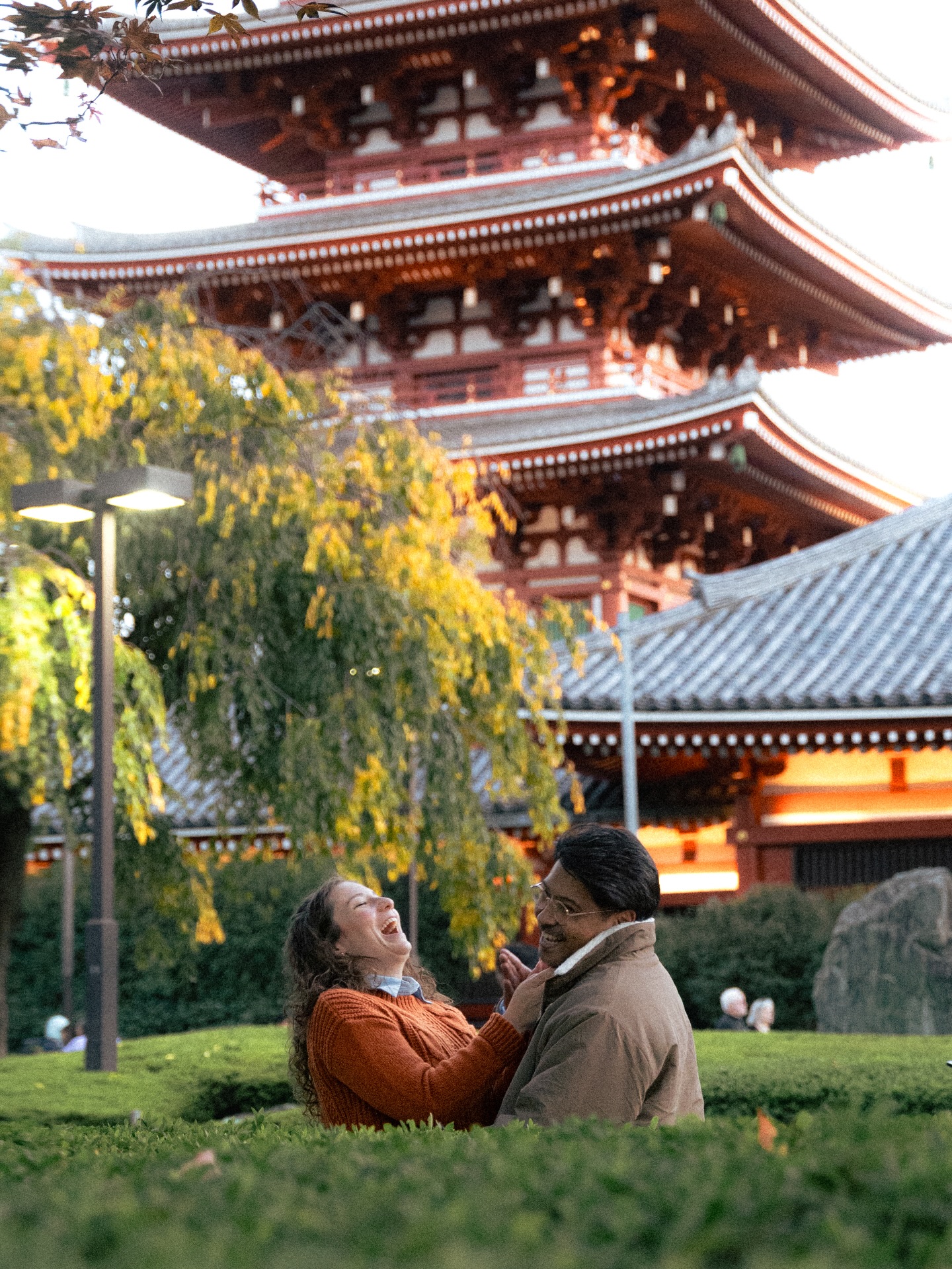 Tokyo into the night with my two friends from the Netherlands🇳🇱 During our session in Senso-ji, they tried their hands on omikuji (fortune slip), grabbed a drink from the vending machine, explored the sights and sounds as the evening draws close.🏮 It was such a pleasure meeting you two! 😊
Congratulations again on your honeymoon R & R! 💍🍁
#tokyoportraitphotographer #tokyophotographer #tokyofamilyphotographer #autumnintokyo #asakusa
