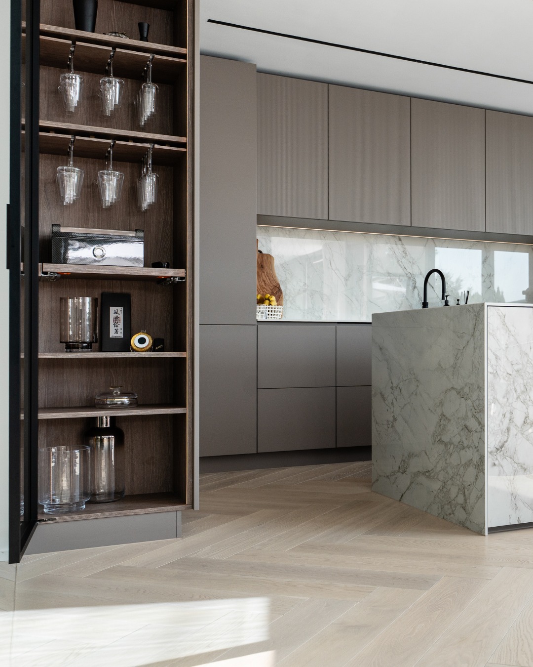 Eine Küche wird zum Lieblingsort, wenn Planung und Handwerk ruhig und klar zusammenfinden. Dieser Entwurf zeigt, wie feine Linien und eine stimmige Gestaltung den Alltag leichter und angenehmer machen. Unser Team entwickelt Lösungen, die Wohnqualität schaffen und sich harmonisch in den Raum einfügen.
Fust in Wil. Schreinerei. Innenarchitektur.