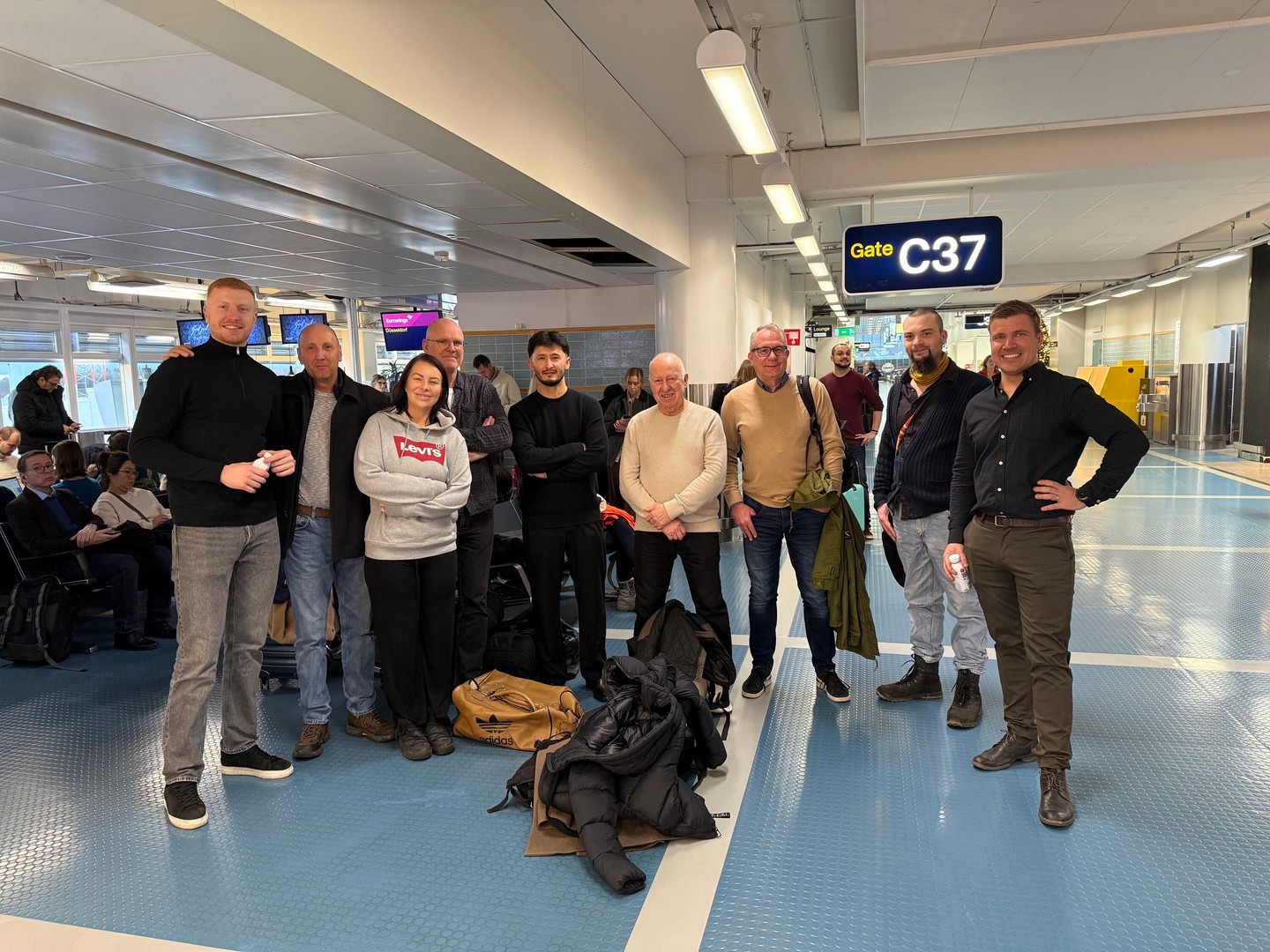 Tillsammans skapar vi framdrift – även över gränserna. 🇩🇪
De senaste dygnen har bjudit på många bra samtal 💬, nya insikter 💡 och ny energi ⚡. Vårt team på Brolänk har varit på plats i Tyskland 🇩🇪, där vi vill rikta ett stort tack till Maurer SE för ett riktigt fint bemötande 🙌🏼 och en härlig stämning. Från givande möten 🤝🏼 till ett trevligt julbord 🎄🍽️ – helheten gjorde verkligen intryck och stärkte vårt samarbete ytterligare.
Vielen Dank für den herzlichen Empfang, die offenen Gespräche und die tolle Atmosphäre – wir schätzen die Zusammenarbeit sehr und freuen uns auf die gemeinsame Zukunft.
Vi är glada över att fortsätta bygga vidare tillsammans inför 2026 📅. Det finns en tydlig framåtrörelse ➡️ och mycket spännande som väntar 🚀 – detta är bara början.
Tack också till vårt team på Brolänk – vilket grymt gäng. Engagemang, gemenskap och bra teamwork hela vägen! 🫶🏻
Och självklart ett stort tack till vår VD ⭐, som med sitt stöd och sitt driv gör allt detta möjligt.
Tillsammans framåt 💫
#brolänksverige #brolänksyd #brolänkväst